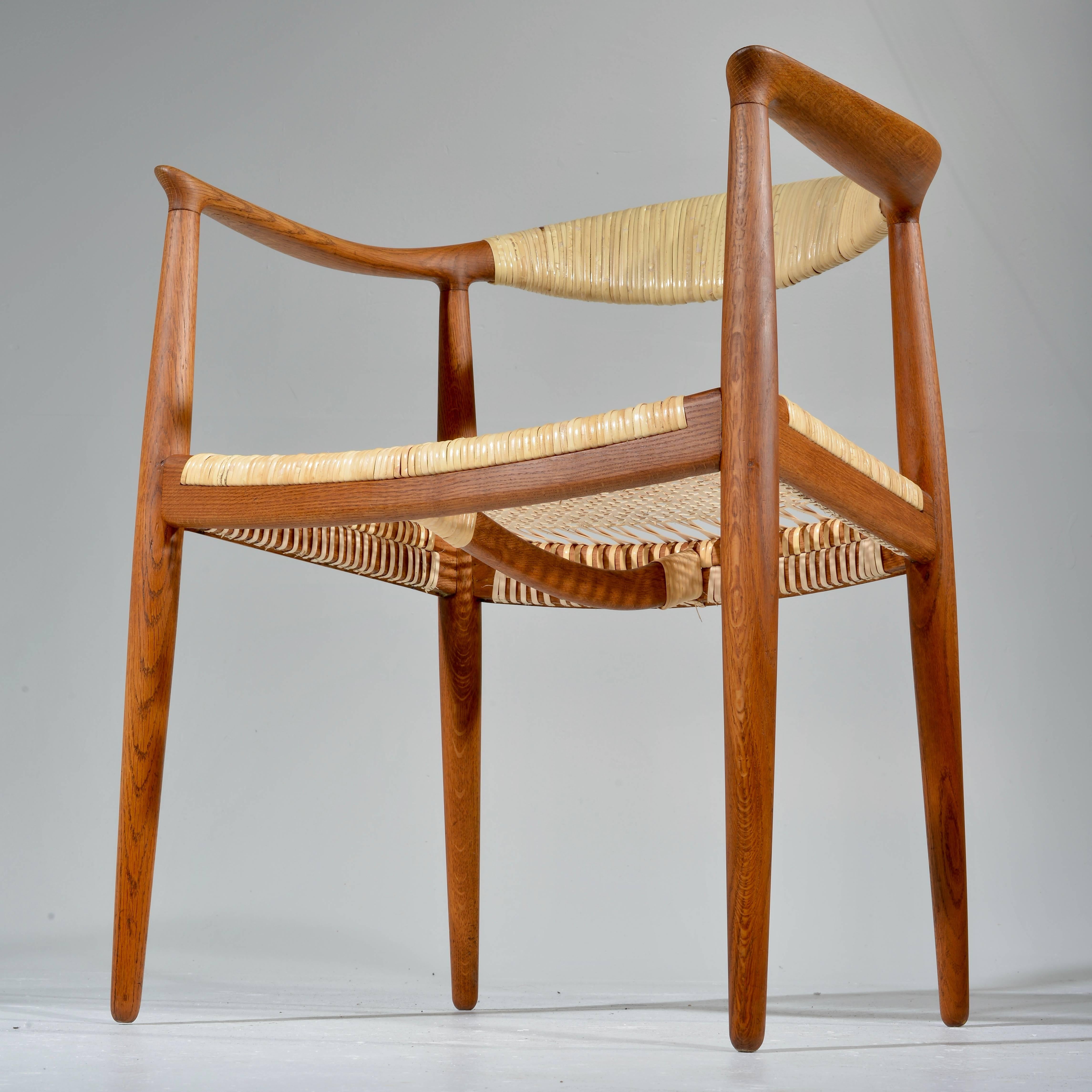 Canne Paire de chaises rondes anciennes en chêne et rotin par Hans Wegner en vente