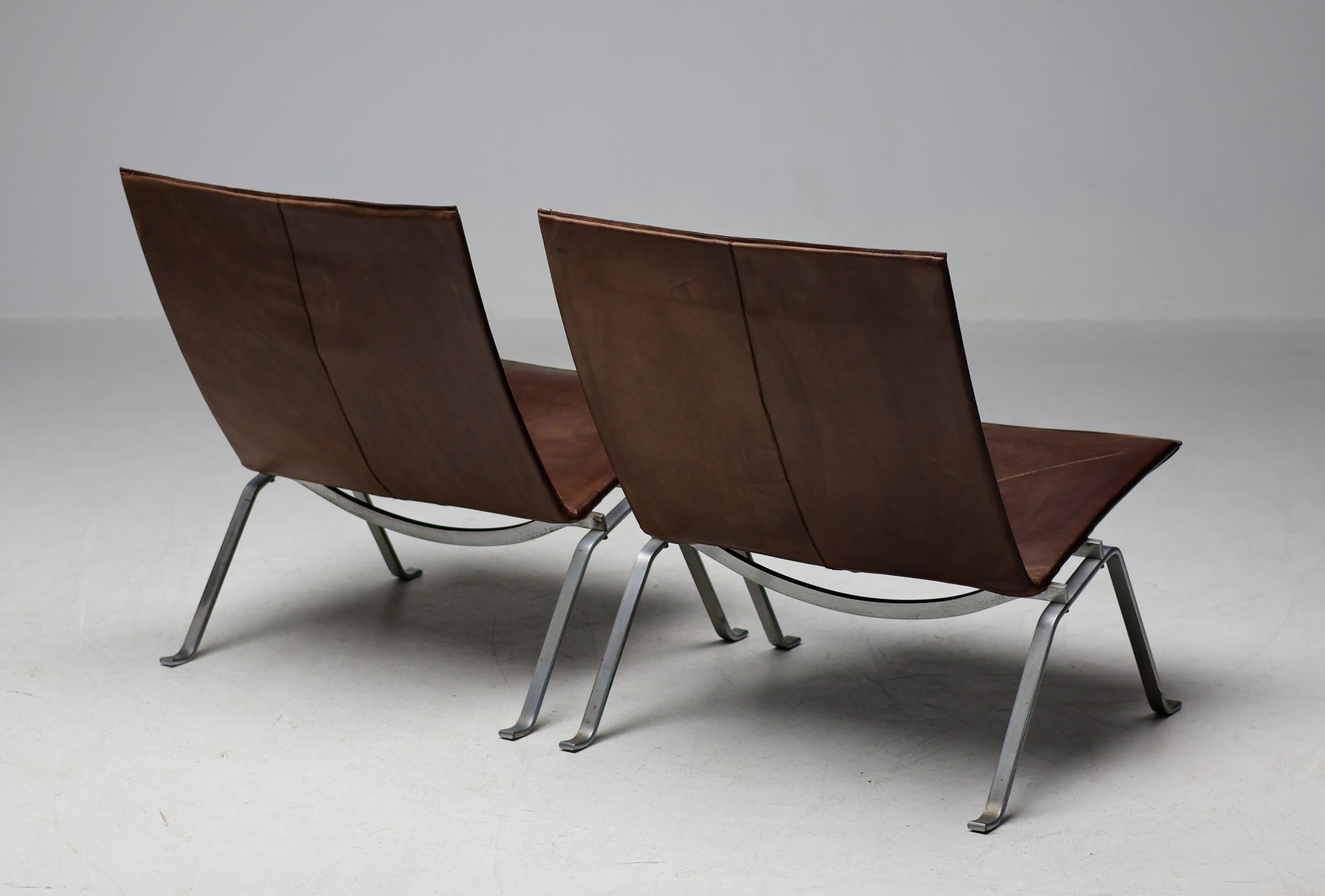 Danois Paire de chaises longues PK22 en cuir de Poul Kjærholm pour EKC, années 1970
