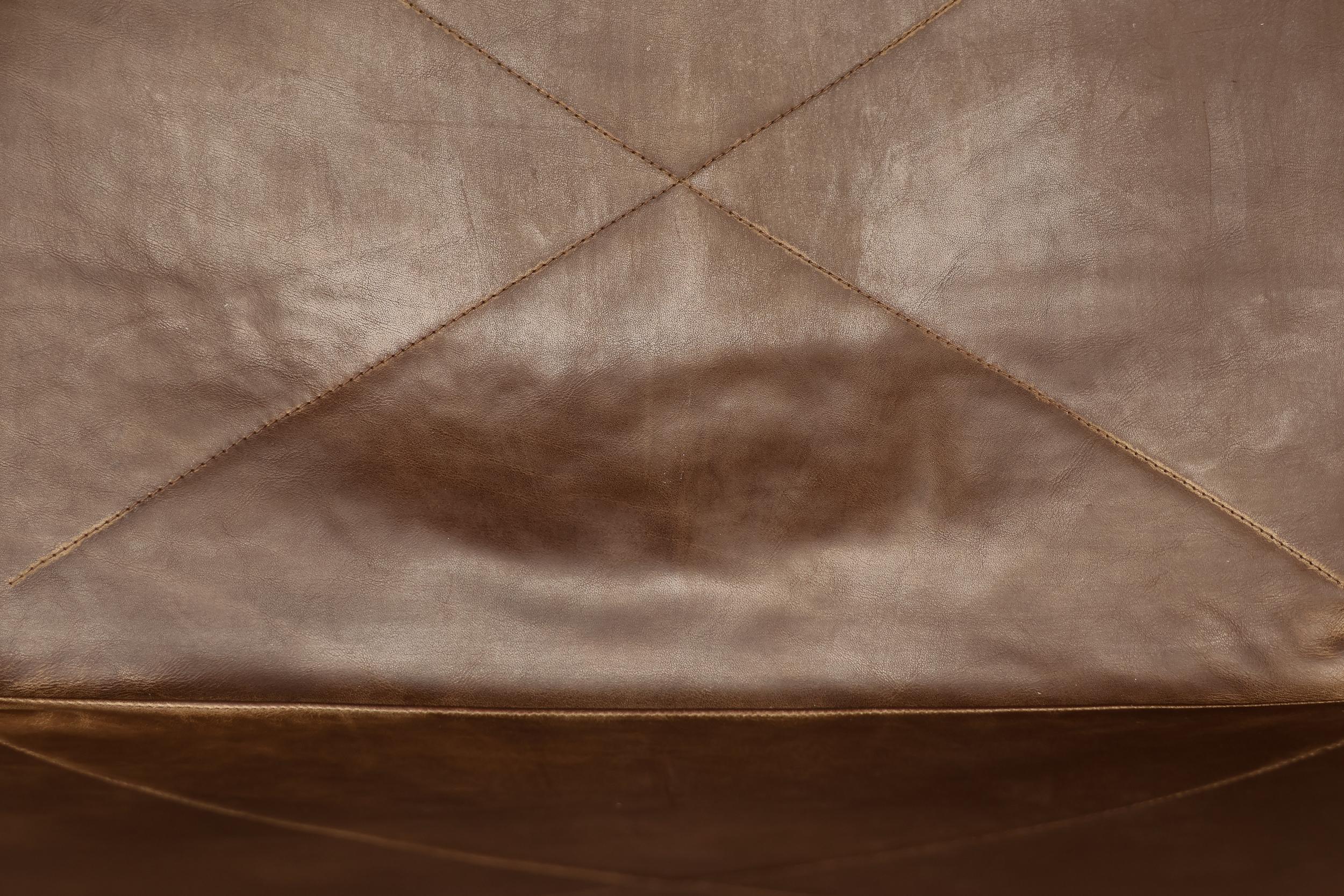 Acier Paire de chaises longues PK22 en cuir de Poul Kjærholm pour EKC, années 1970