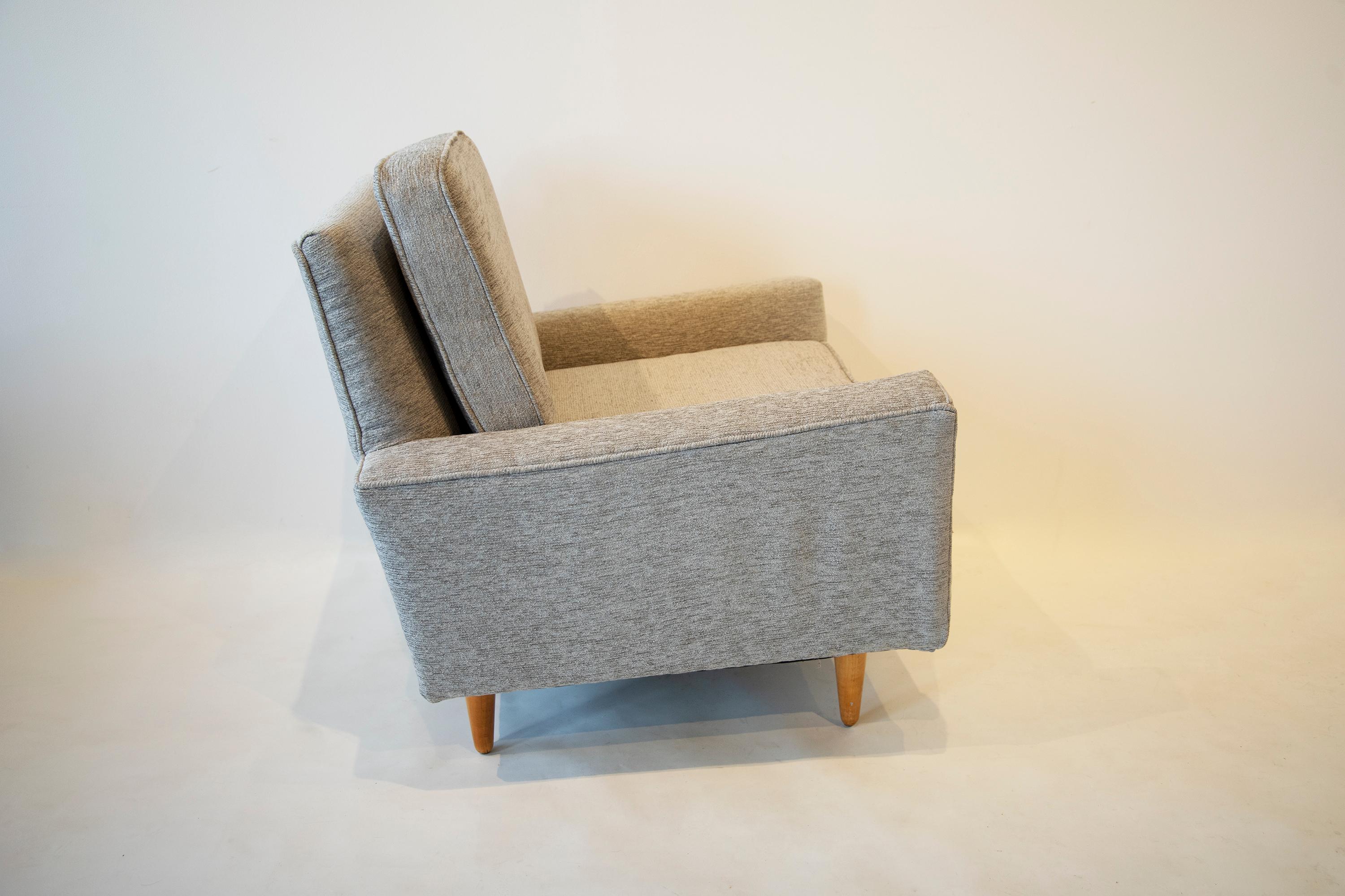 Ein Paar Florence Knoll Sessel auf Ahornbeinen. Produktion Anfang der 1950er Jahre. Kürzlich mit einem Chenille-Textil im Stil von Knoll Pullman bezogen  .