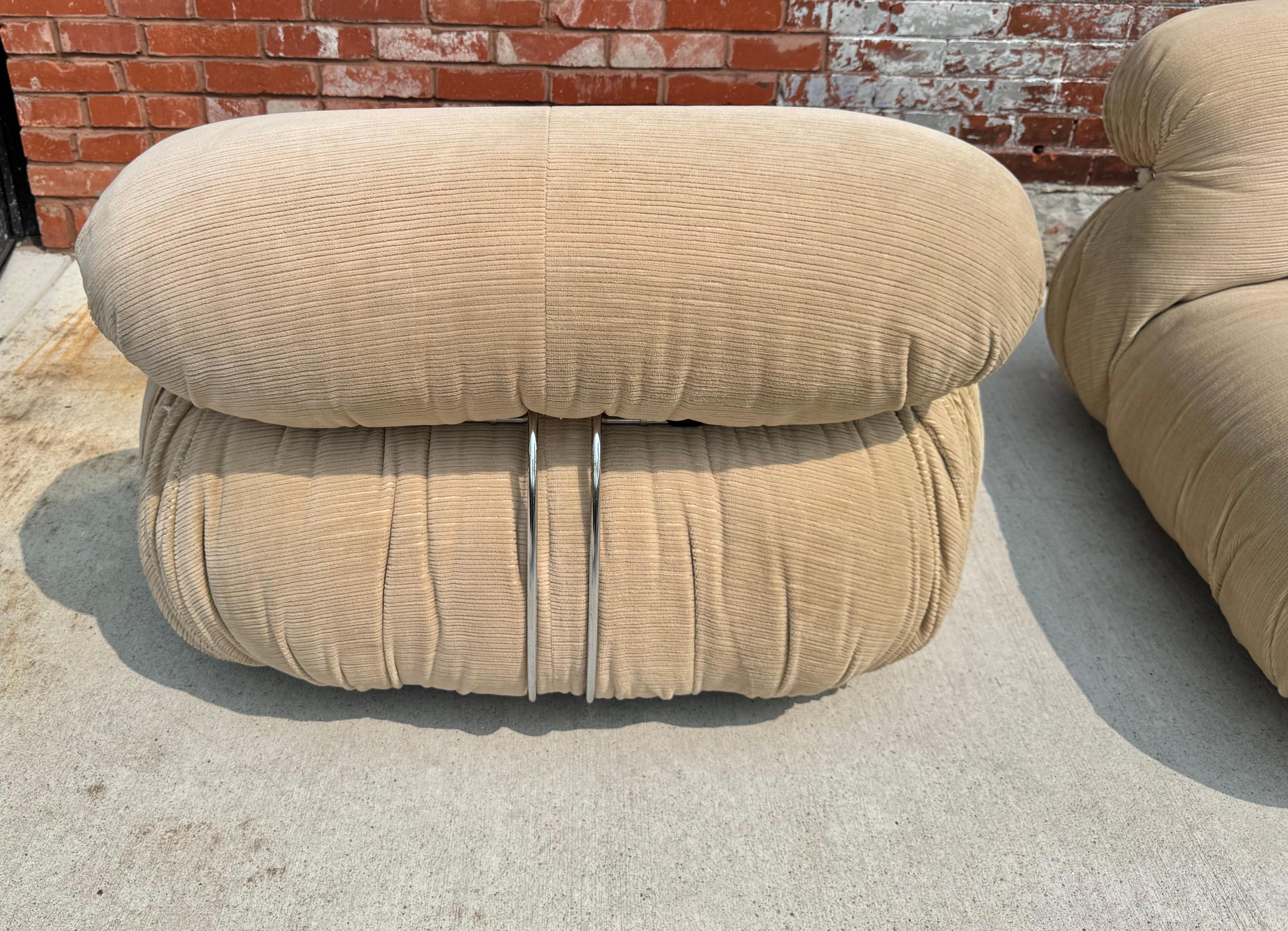 Lauréate du Compasso d'Oro en 1970, la Soriana a conduit le couple de pouvoir italien Afra et Tobia Scarpa à un succès immédiat. En 1968, ils ont conçu ensemble la paire de chaises en forme de nuage pour se prélasser en position basse. Concept