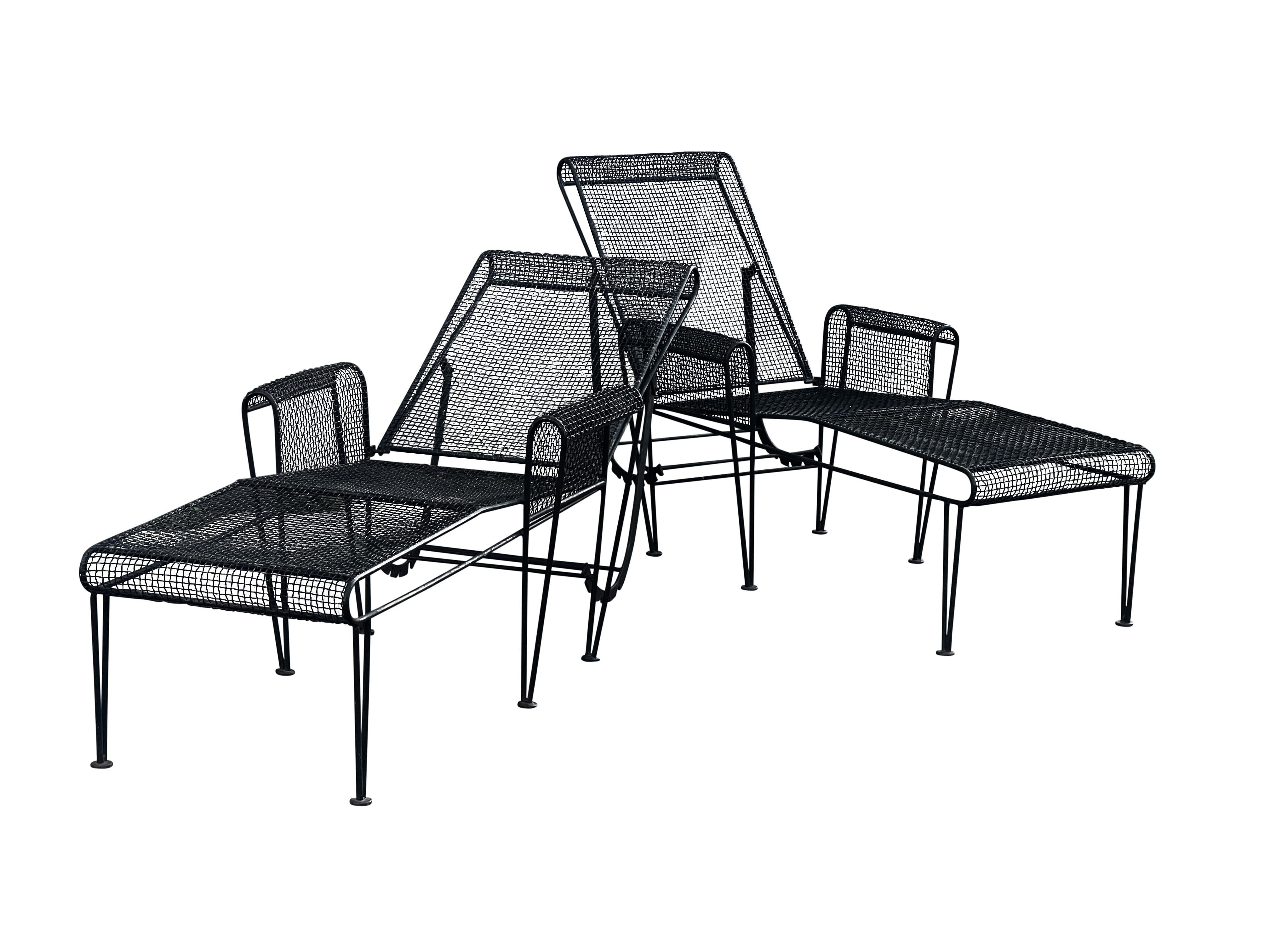 Originaire d'Owosso, dans le Michigan, Rever est une marque américaine vénérée, qui fabrique à la main des meubles en fer et en aluminium robustes. Cet ensemble de chaises longues est un modèle rare et précoce de Woodard, illustrant l'éthique de