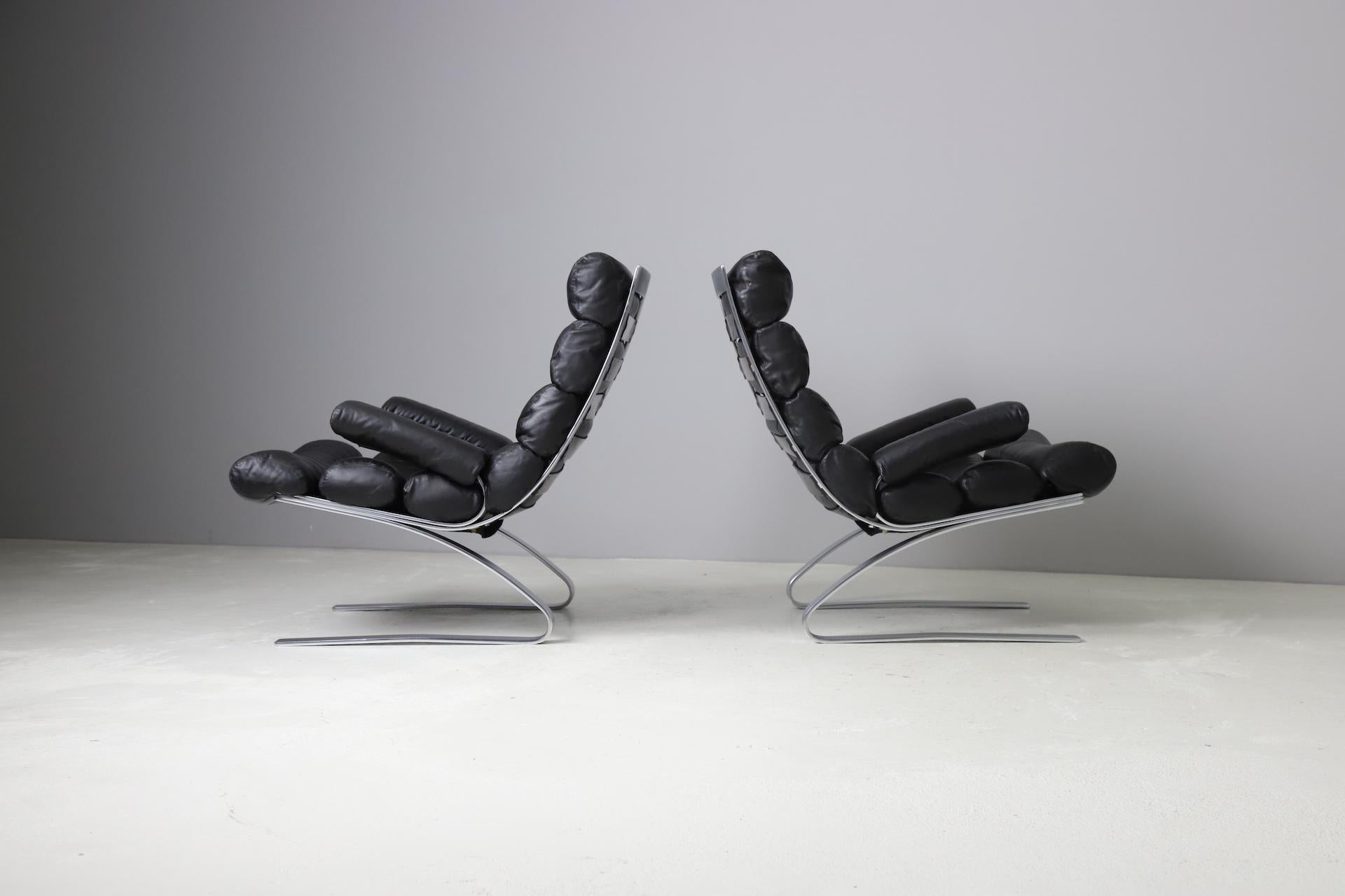 Early pair of 'Sinus' lounge chairs designed by Reinhold Adolf & Hans Jürgen Schröpfer for COR, Germany 1976. These super comfortable chairs feature a thick steel frame that slightly swings for extra comfort. The original leather seat cushions is