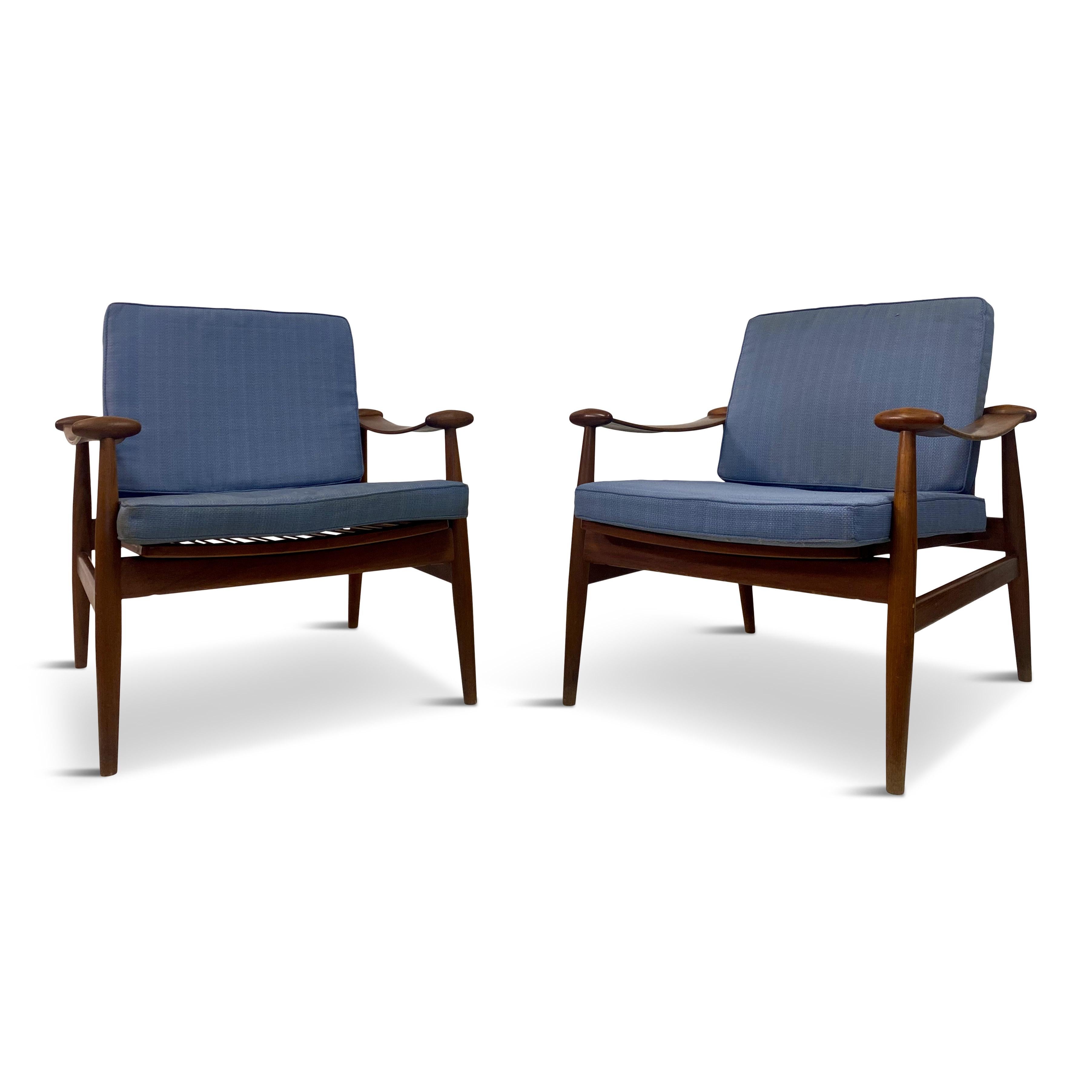 Pair of lounge chairs

By Finn Juhl

For France and Daverkosen 

Model FD133 and also known as the spade chair

Teak

Early version

Price includes reupholstery but not fabric

Danish 1950s/1960s