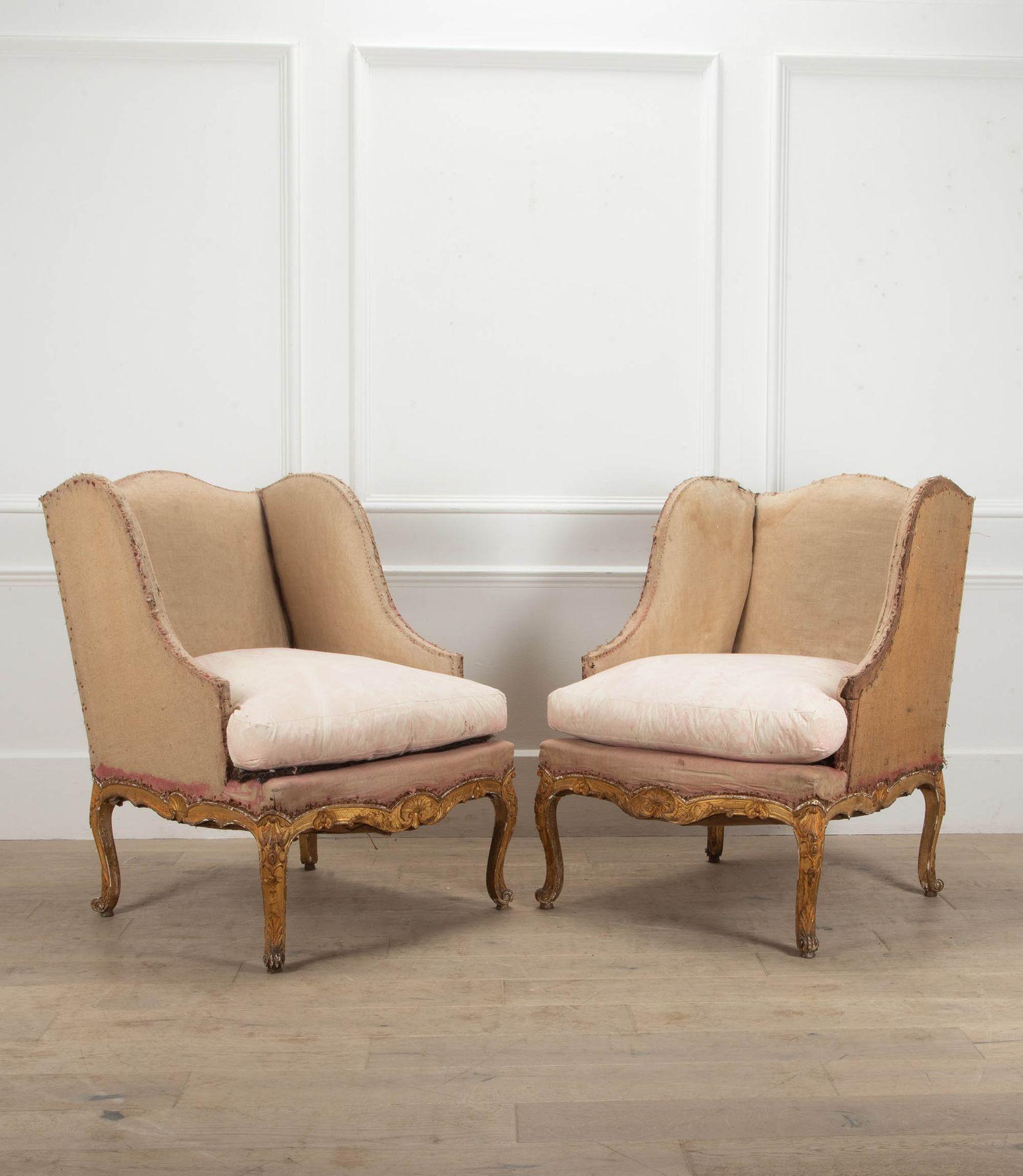 Excepcional y grandiosa pareja de sillones marquesa franceses de madera dorada tallada del siglo XVIII.

Al estilo Regence. 

Circa 1750.