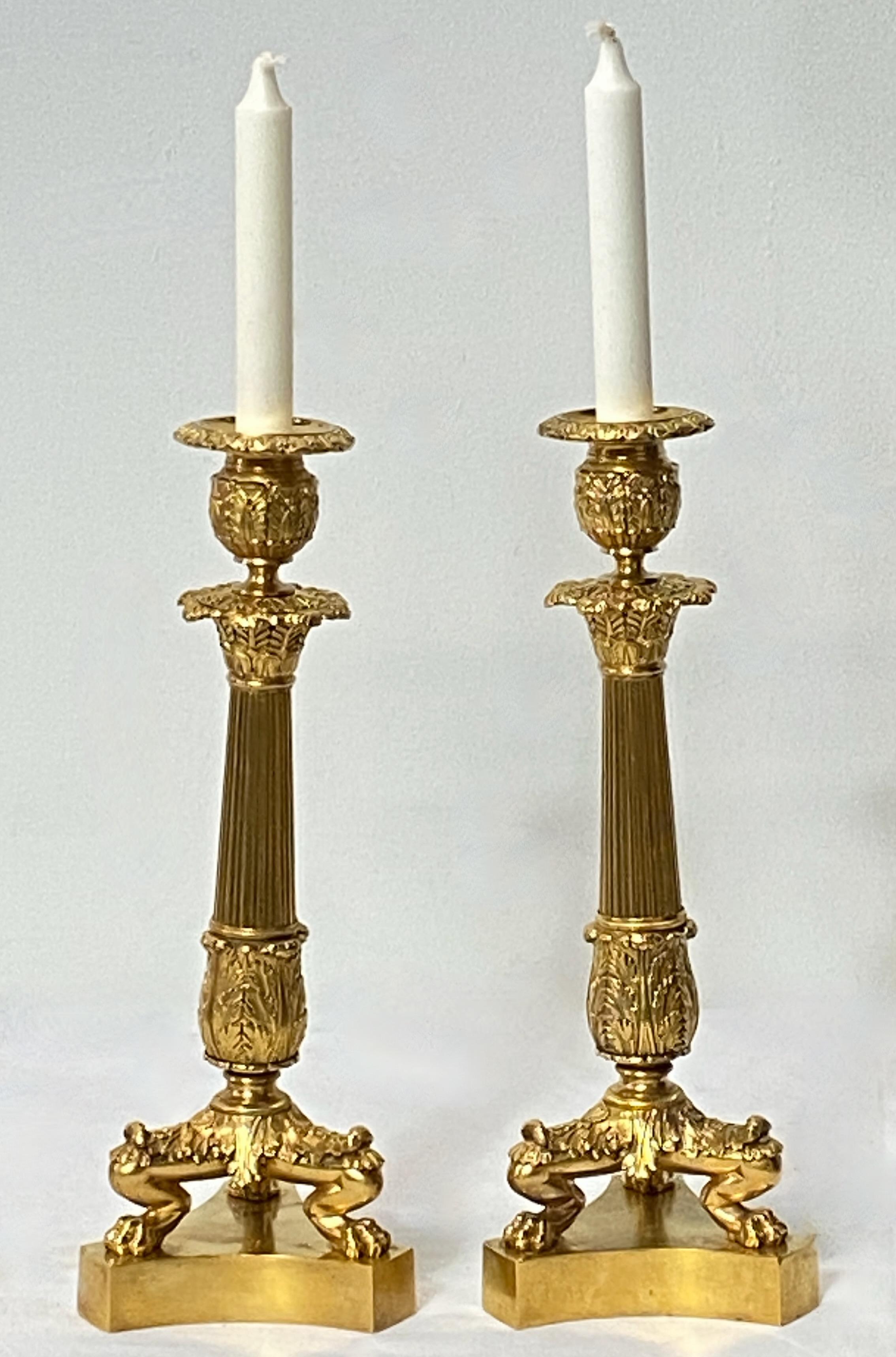 Paar französische Empire-Kerzenständer aus vergoldeter Bronze aus der frühen bis mittleren 19. Jahrhundert (Vergoldet) im Angebot