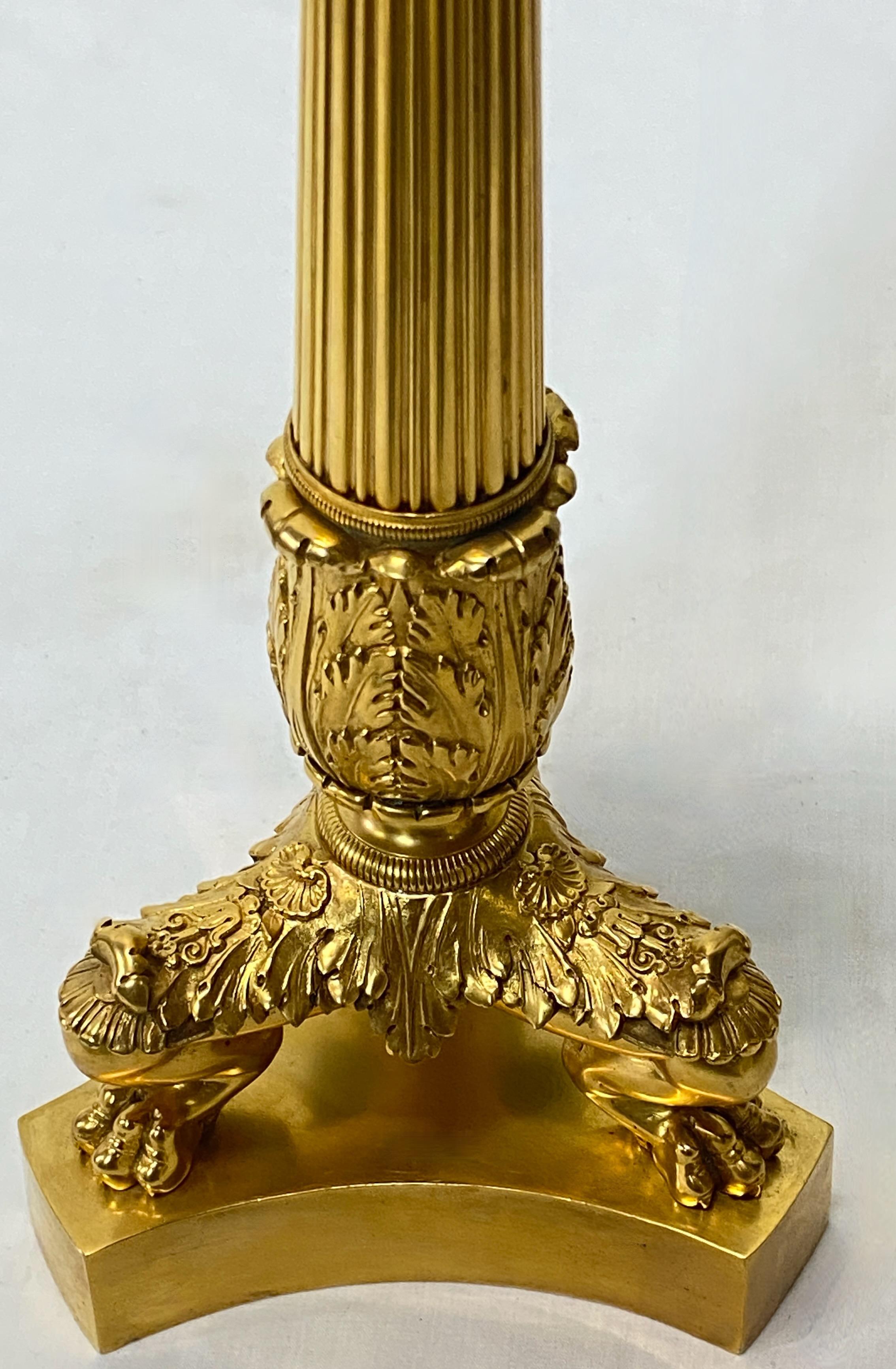 Paar französische Empire-Kerzenständer aus vergoldeter Bronze aus der frühen bis mittleren 19. Jahrhundert im Zustand „Gut“ im Angebot in San Francisco, CA