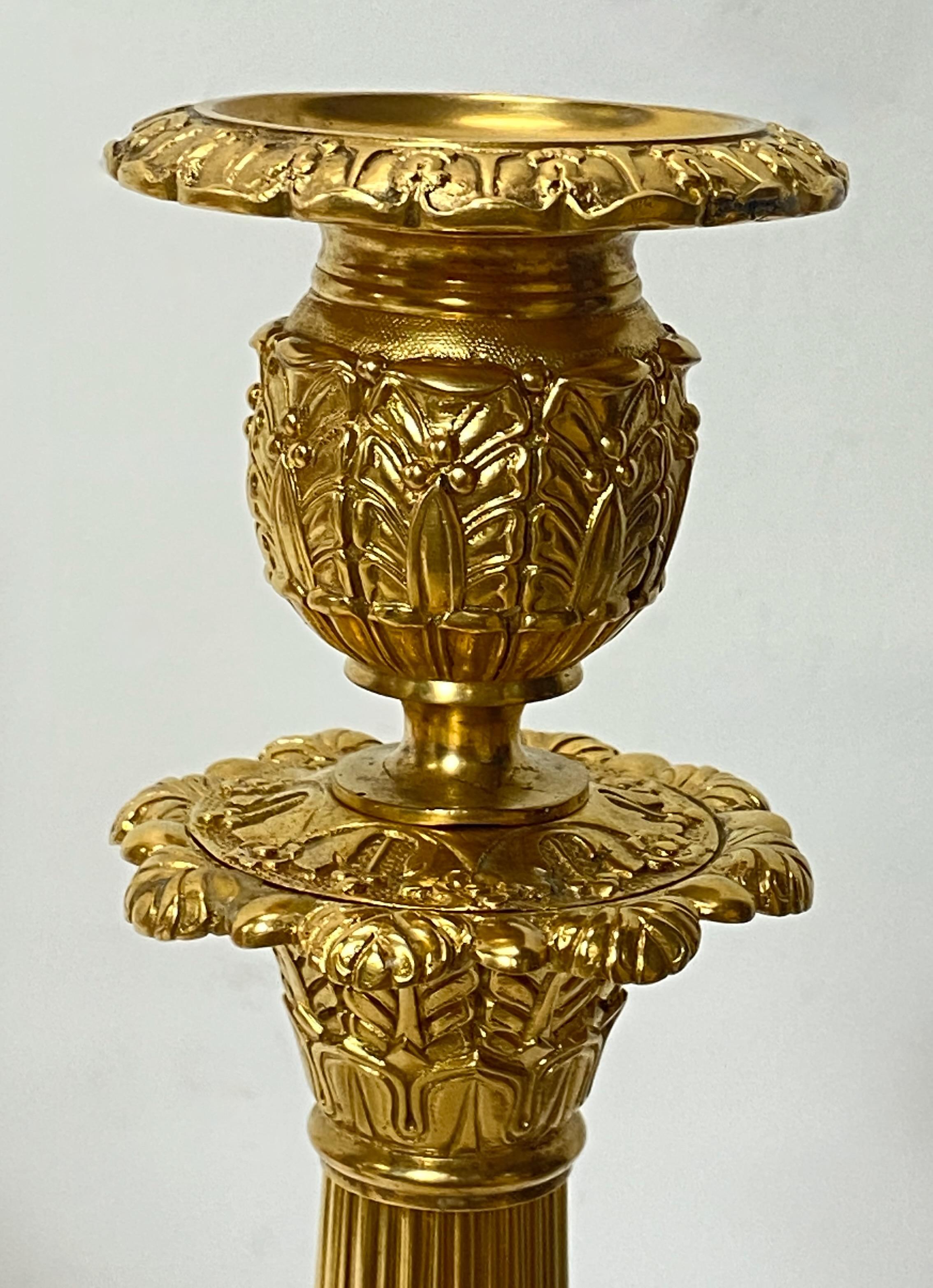 Paar französische Empire-Kerzenständer aus vergoldeter Bronze aus der frühen bis mittleren 19. Jahrhundert im Angebot 1