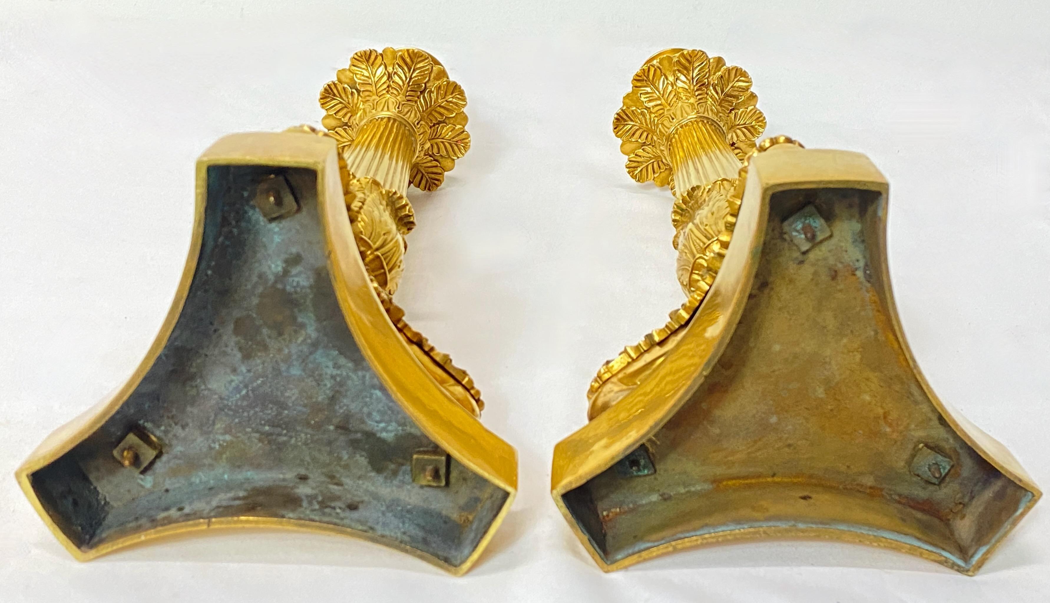 Paar französische Empire-Kerzenständer aus vergoldeter Bronze aus der frühen bis mittleren 19. Jahrhundert im Angebot 2