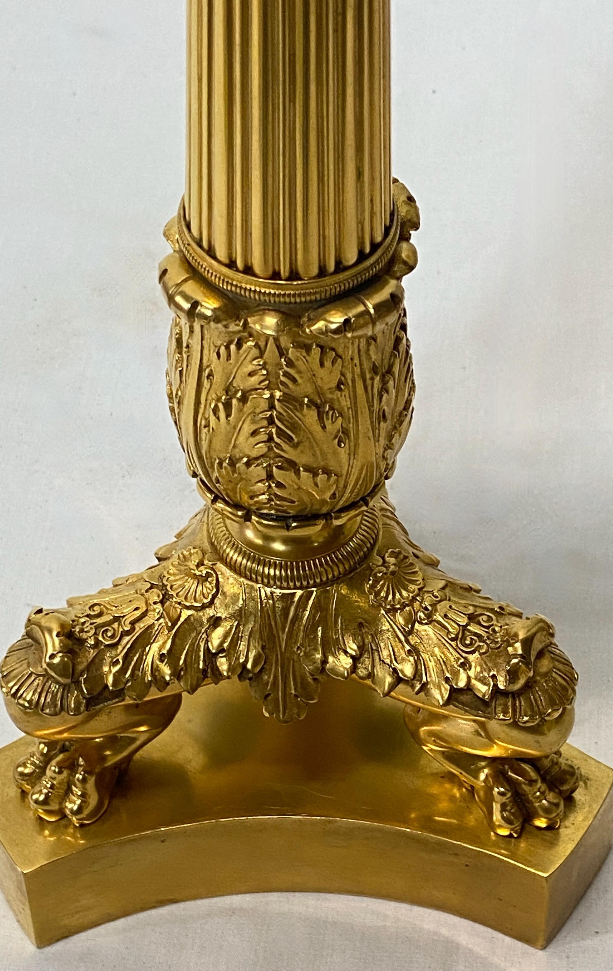 Paar französische Empire-Kerzenständer aus vergoldeter Bronze aus der frühen bis mittleren 19. Jahrhundert im Angebot 3