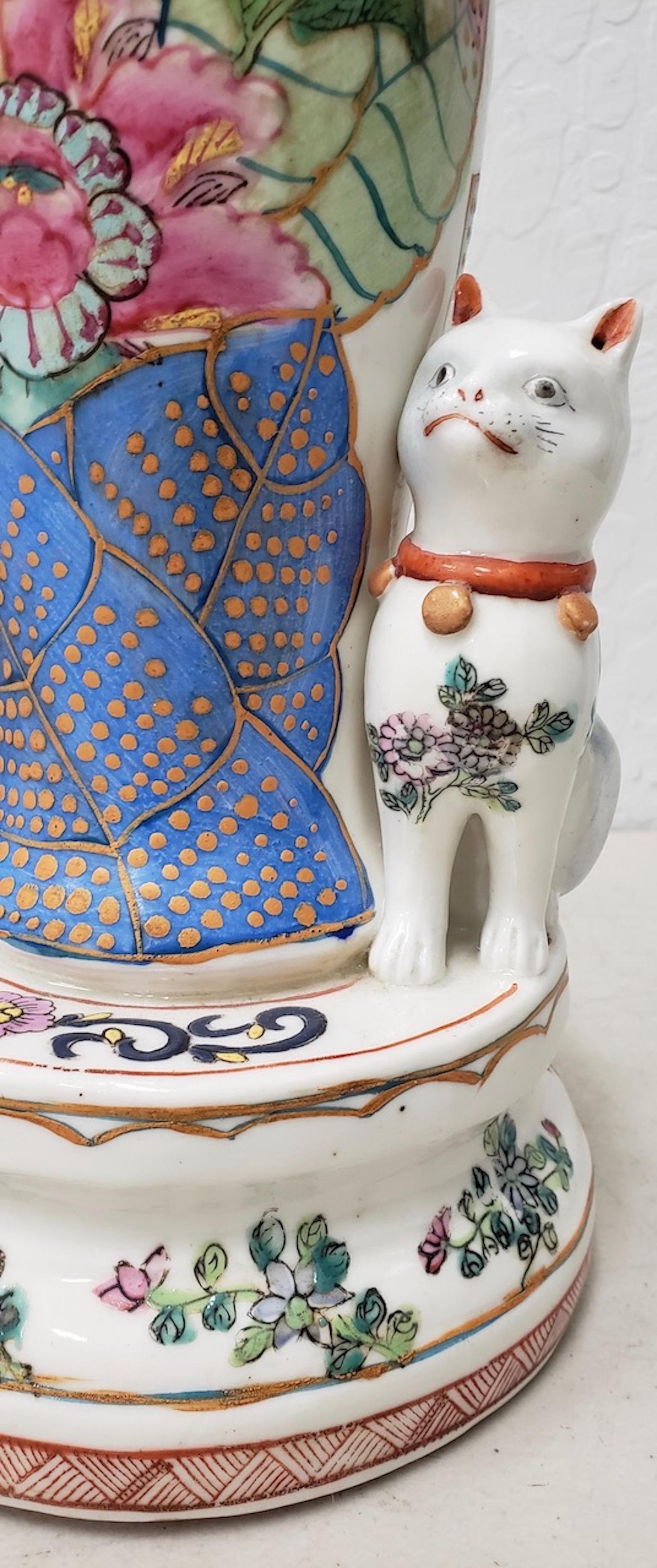 Pair of Early to Mid-20th Century Chinese Porcelain Figurines with Cats In Good Condition In San Francisco, CA