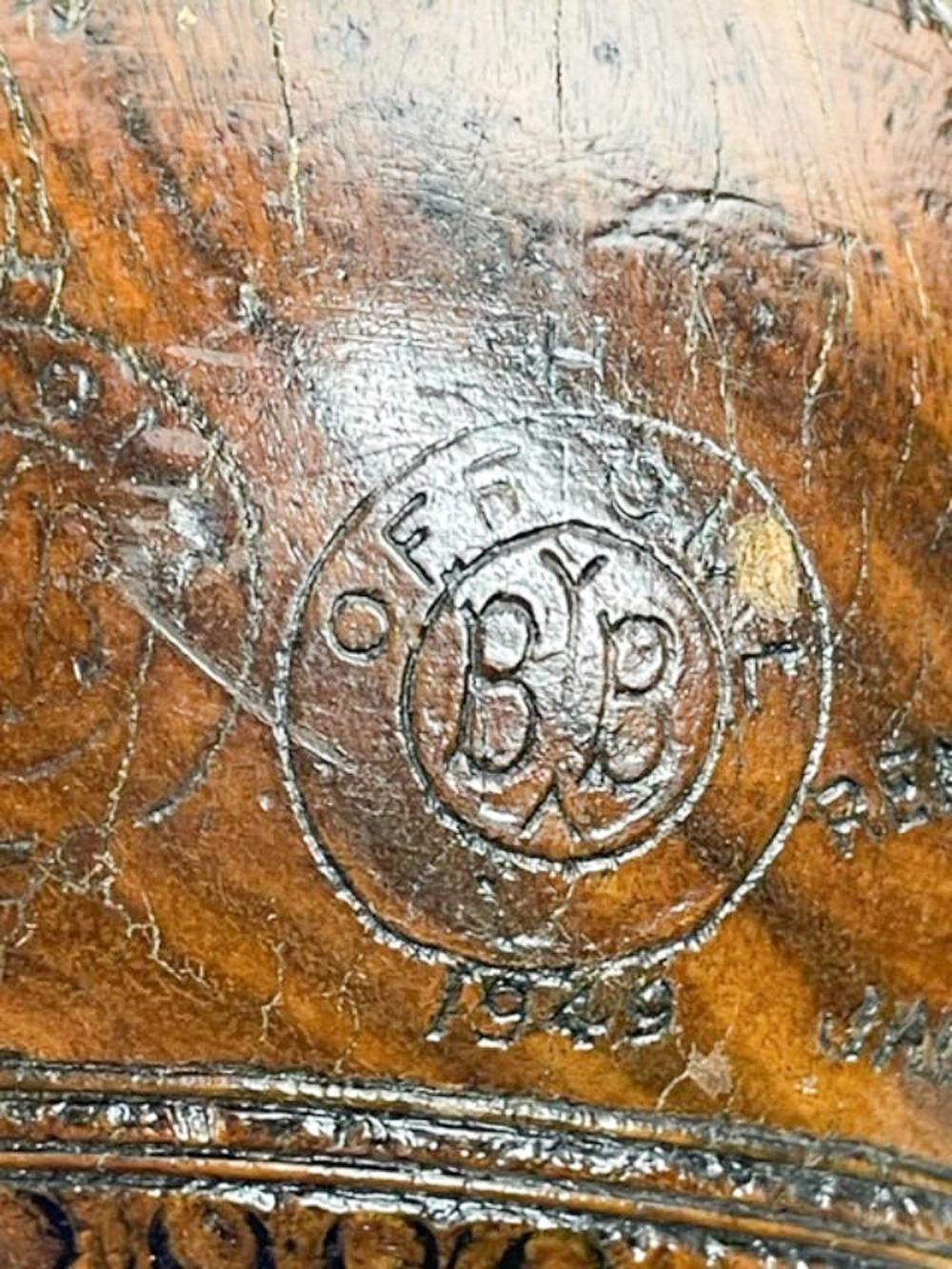 Paire de coupes à gazon en Lignum Vitae du début du Twentieth sur des stands en forme de serre-livres personnalisés en vente 4