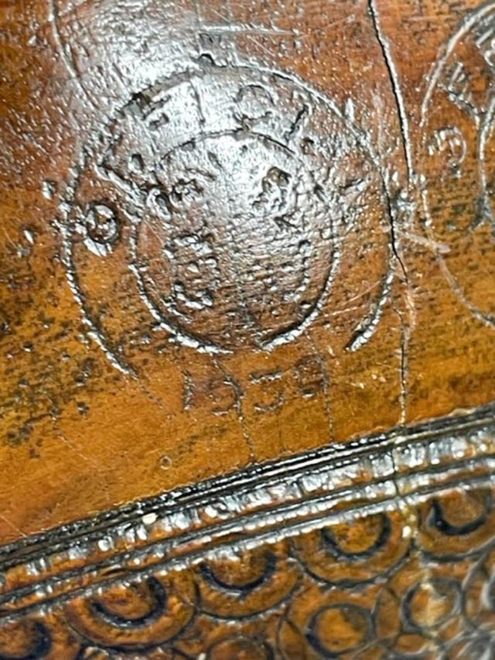 Paire de coupes à gazon en Lignum Vitae du début du Twentieth sur des stands en forme de serre-livres personnalisés en vente 7