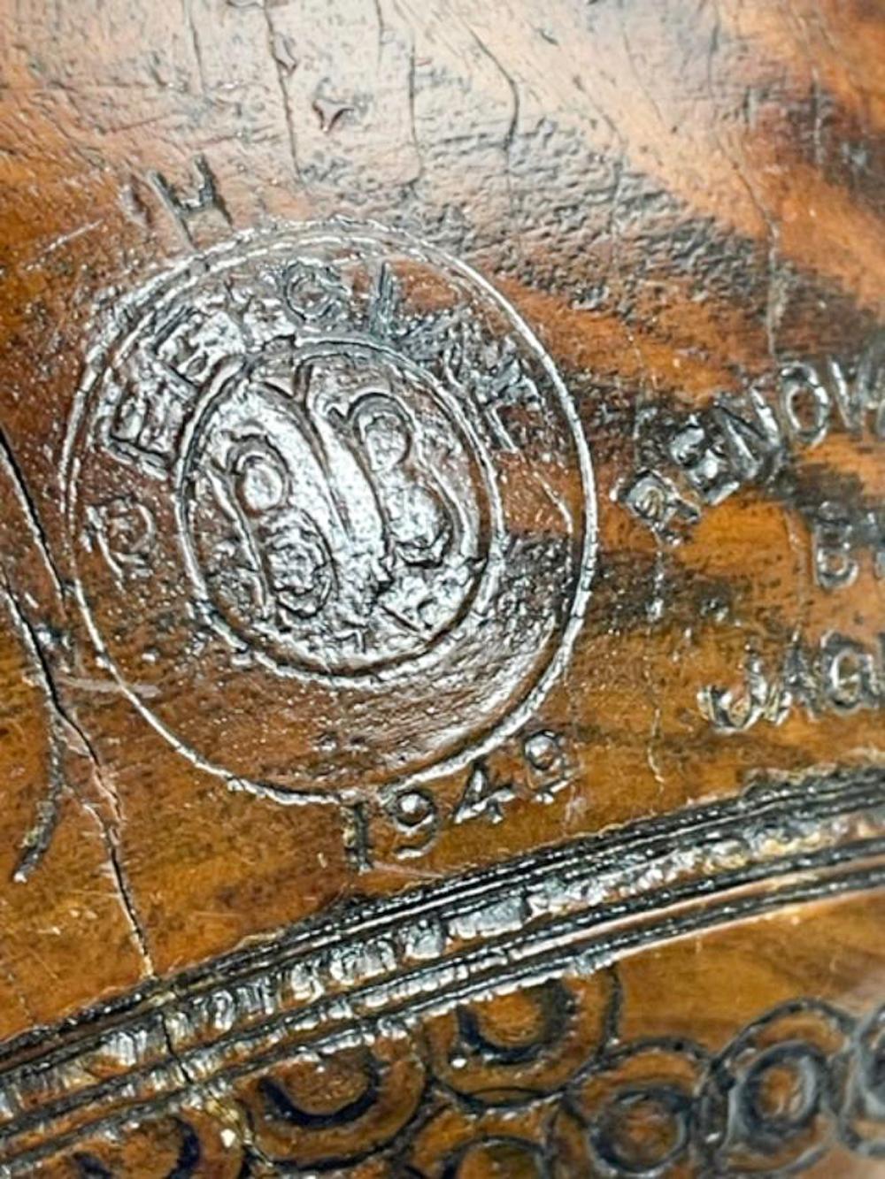 Paire de coupes à gazon en Lignum Vitae du début du Twentieth sur des stands en forme de serre-livres personnalisés en vente 8