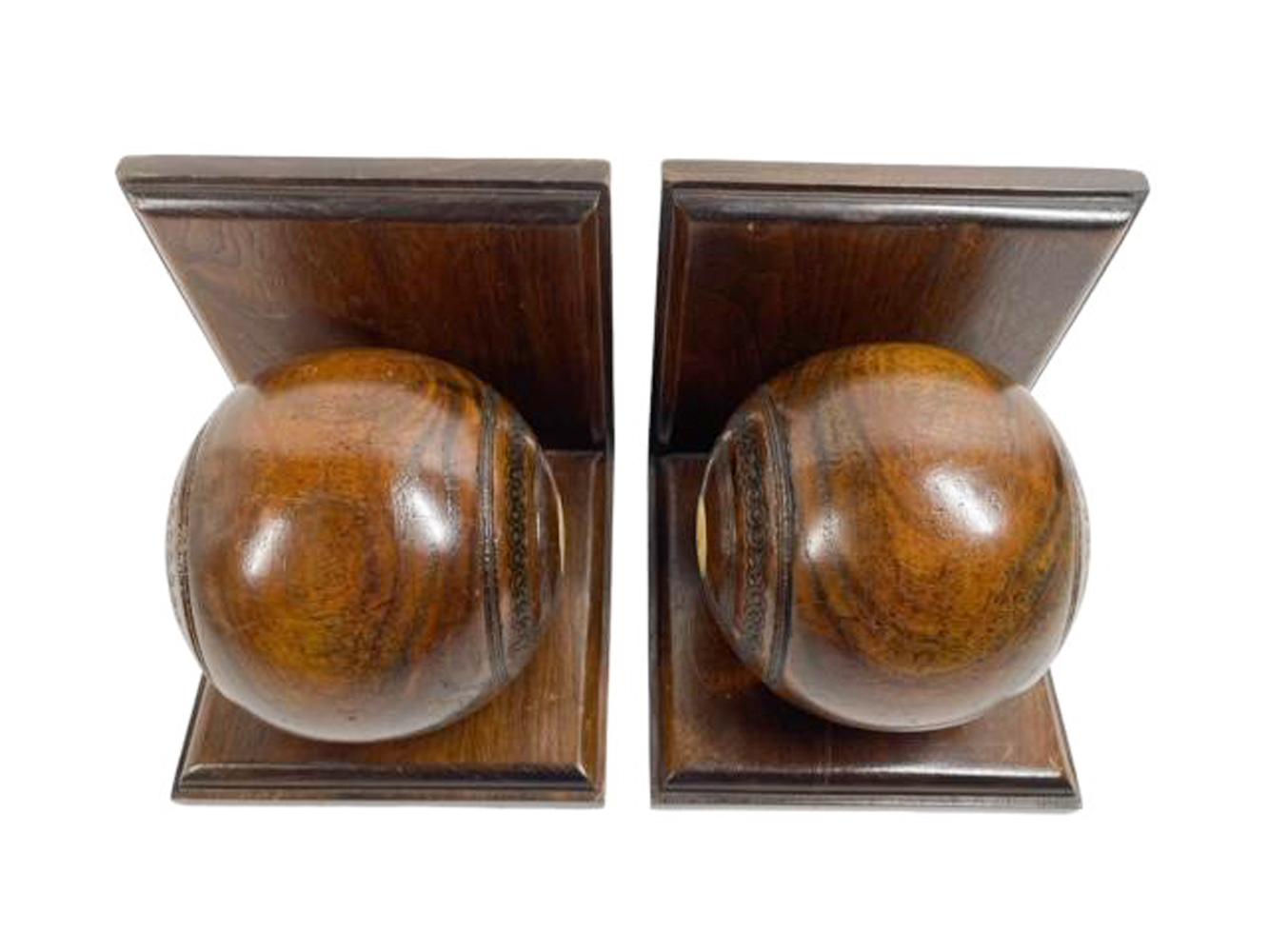 Édouardien Paire de coupes à gazon en Lignum Vitae du début du Twentieth sur des stands en forme de serre-livres personnalisés en vente