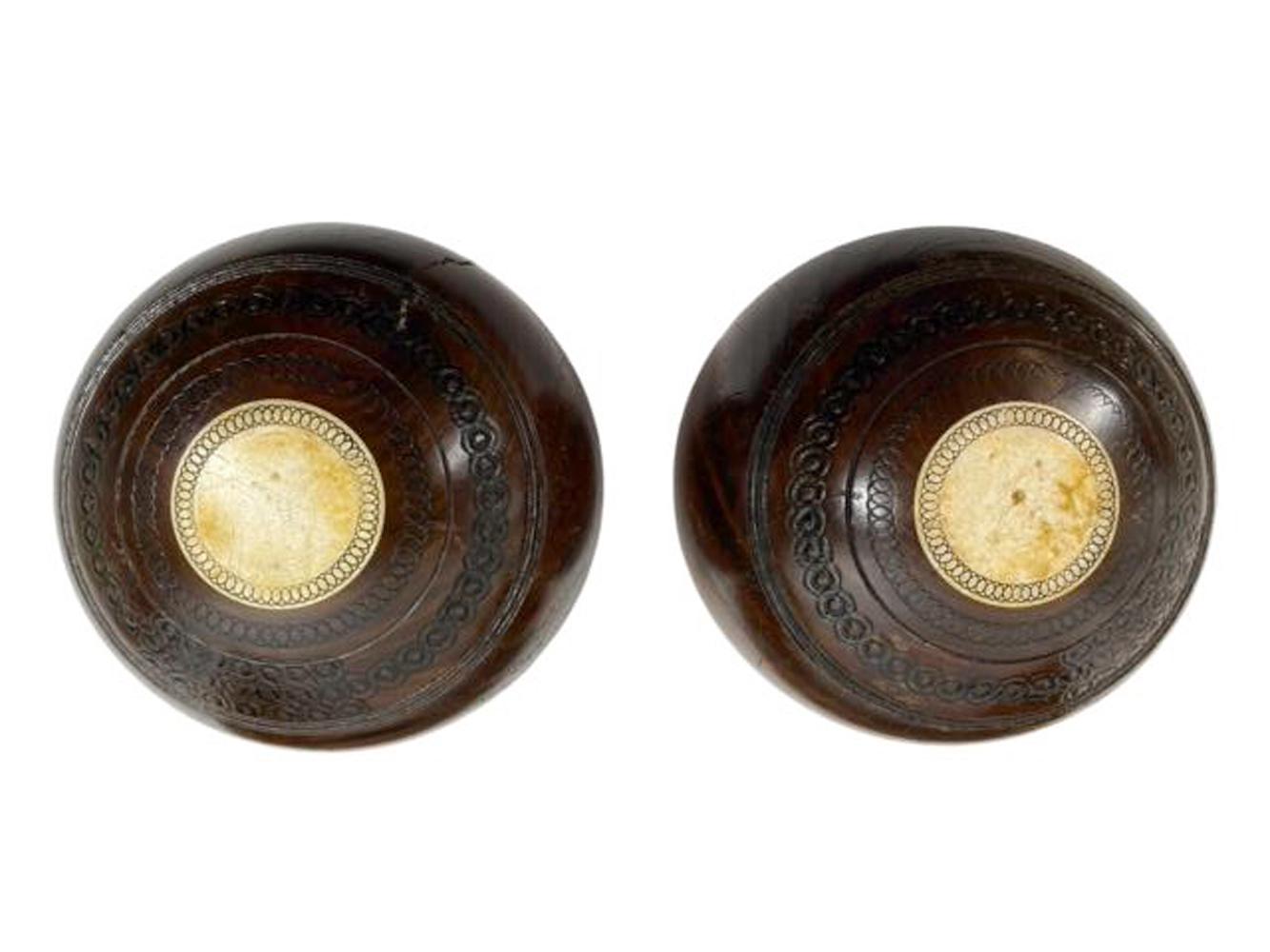 20ième siècle Paire de coupes à gazon en Lignum Vitae du début du Twentieth sur des stands en forme de serre-livres personnalisés en vente