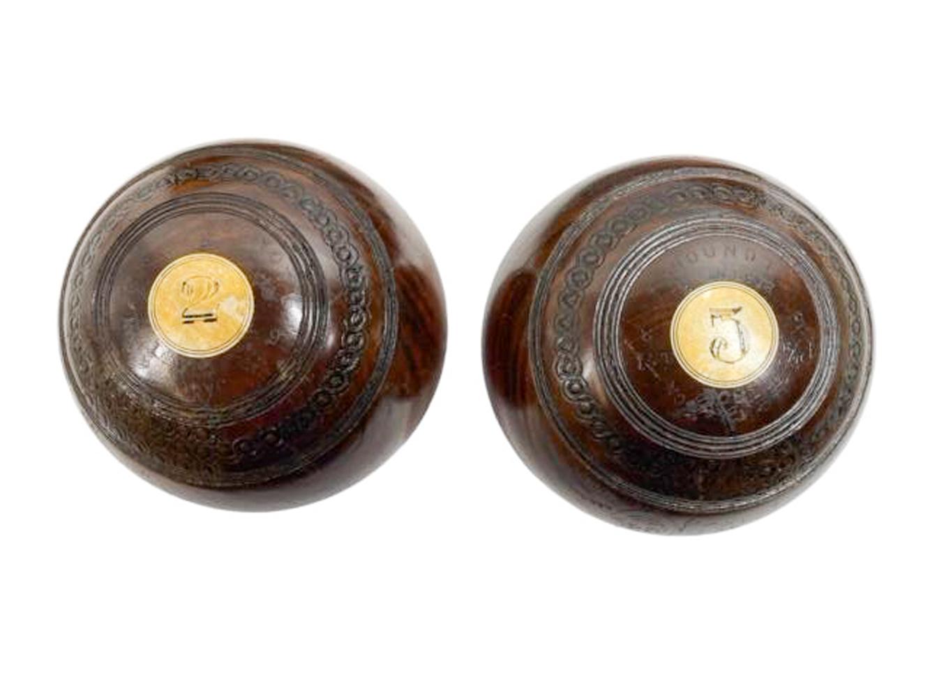 Bois Paire de coupes à gazon en Lignum Vitae du début du Twentieth sur des stands en forme de serre-livres personnalisés en vente