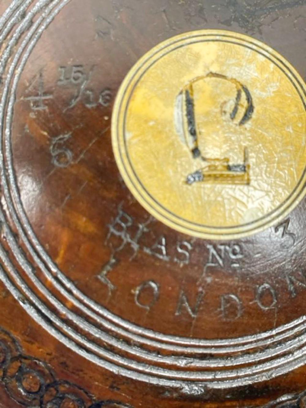 Paire de coupes à gazon en Lignum Vitae du début du Twentieth sur des stands en forme de serre-livres personnalisés en vente 2