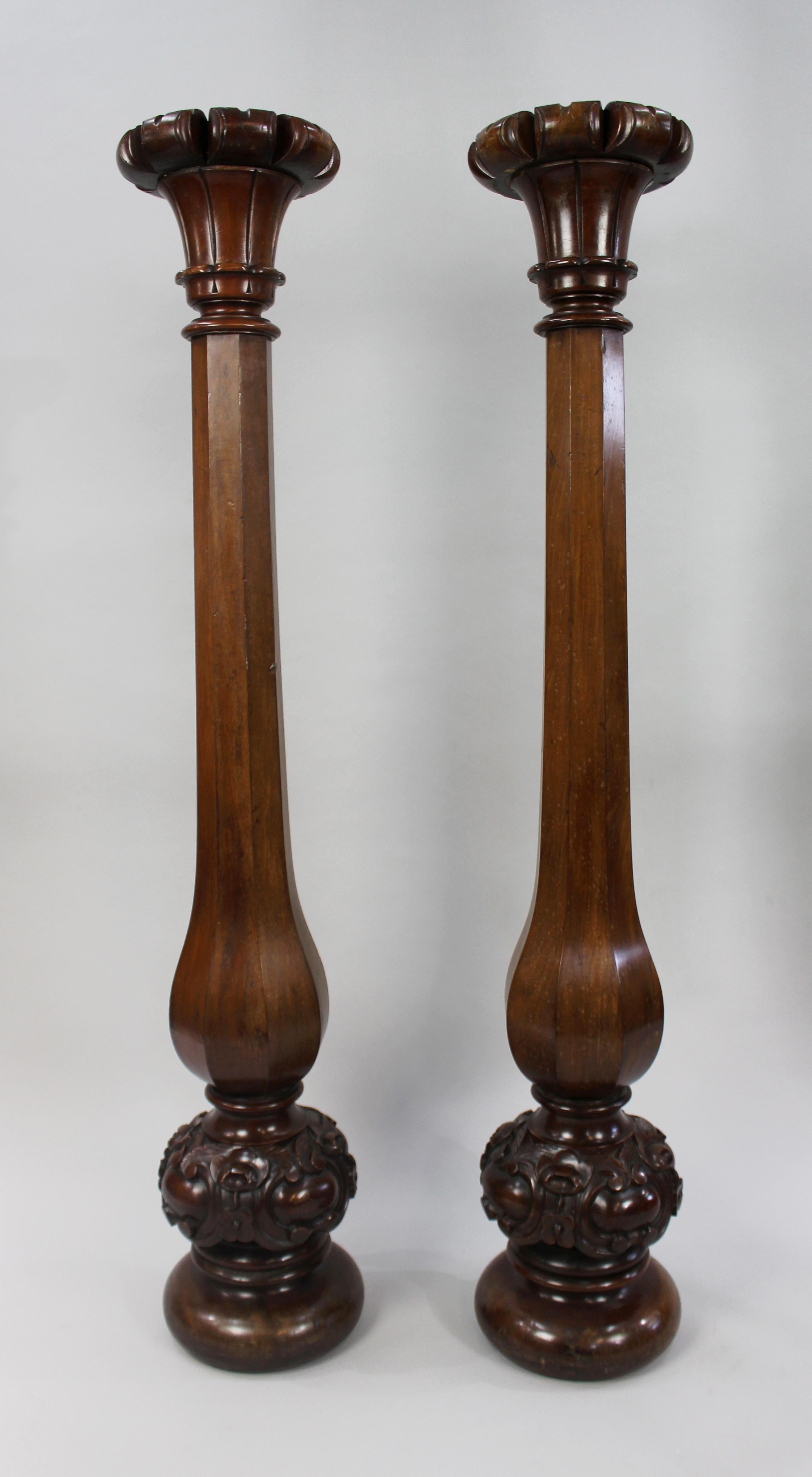 Coppia di piedistalli in mogano intagliato del primo periodo vittoriano
Inghilterra, circa 1850
Dimensioni: Altezza 145 cm (57 in); Diametro 26 cm (10 1/4 in)

Una bella e imponente coppia di piedistalli da esposizione in mogano intagliato del primo