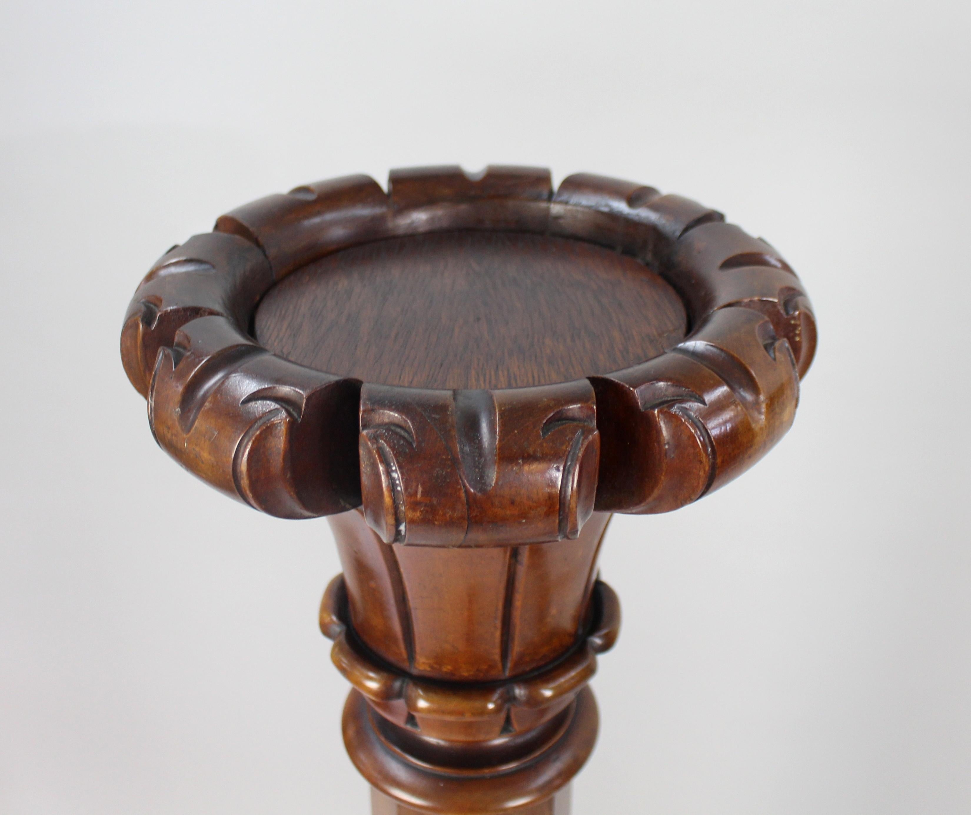Pair of Early Victorian Carved Mahogany Pedestals In Good Condition For Sale In Worcester, GB