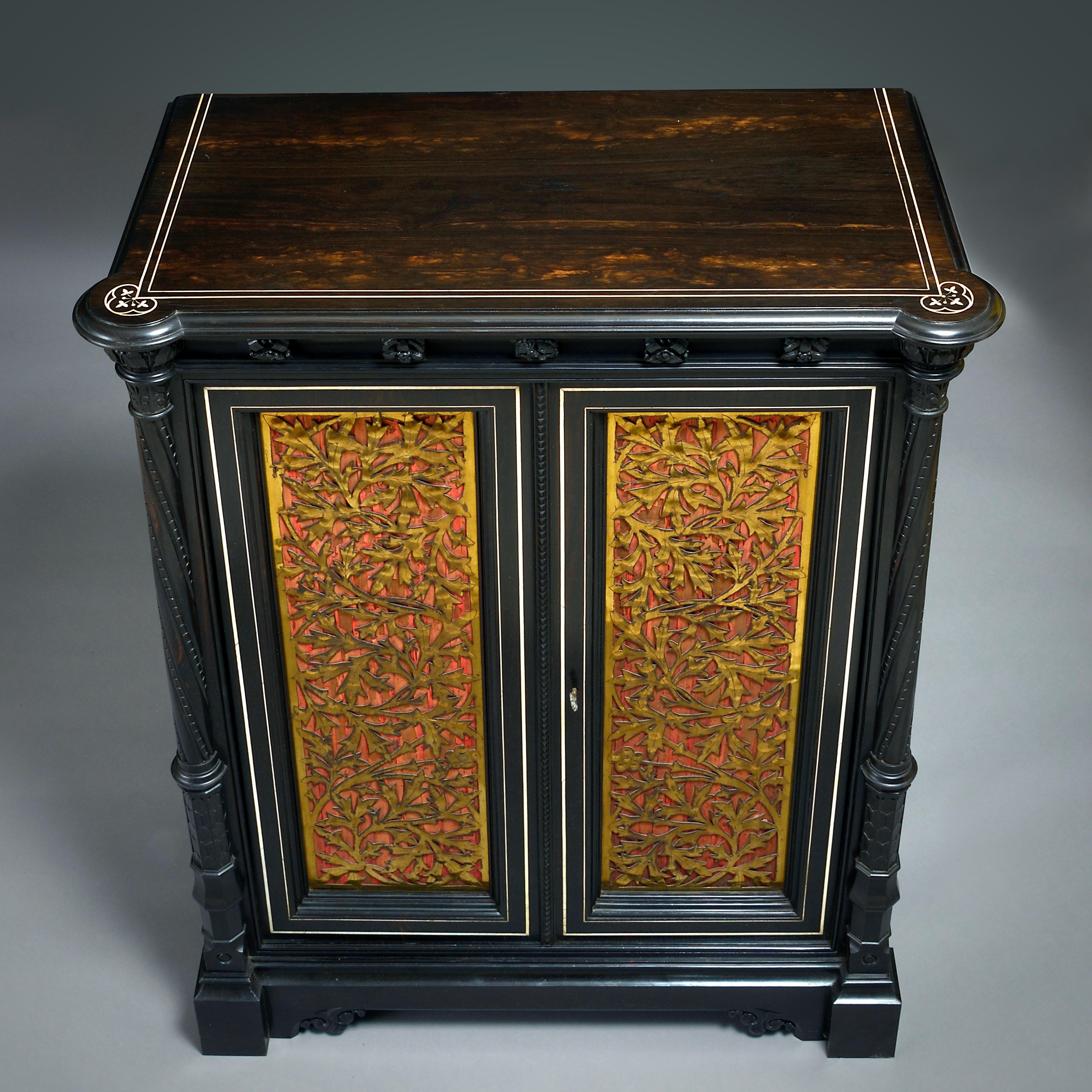 EXCEPTIONNELLE PAIRE DE MEUBLES D'APPOINT EN ÉBÈNE INCRUSTÉ D'IVOIRE, ATTRIBUÉE À JACKSON & GRAHAM, VERS 1865.

Chacune d'entre elles possède un plateau lobé incrusté de fleurs, la frise convexe étant ornée de paterae sculptées, au-dessus de deux