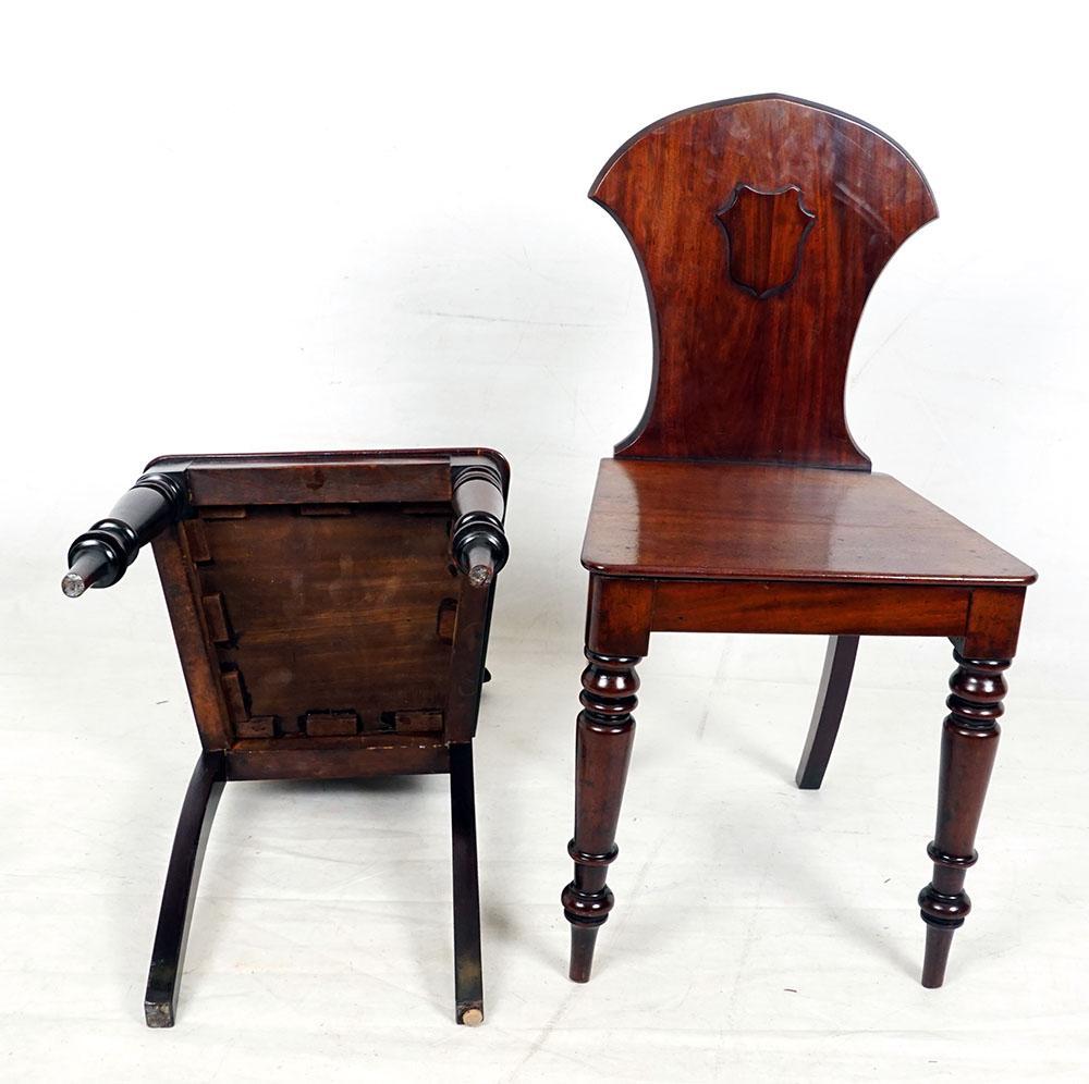Pair of Early Victorian English Mahogany Hall Chairs In Good Condition In Montreal, QC