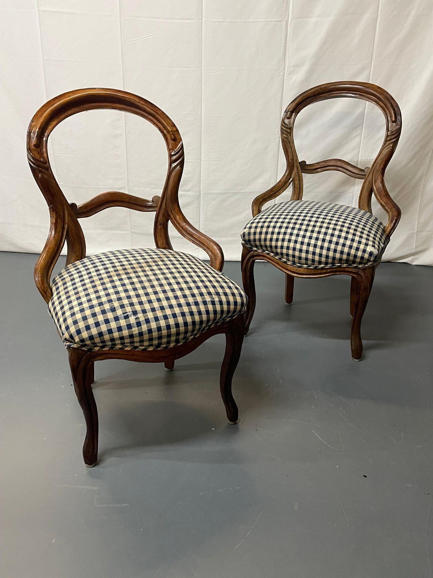 Pair of early Victorian John Henry Belter style side / accent chairs, American.
 
A pair of Victorian era side chairs in the manner of John Henry Belter featuring classic oval backs and curved legs. These early 19th century pieces bear some old