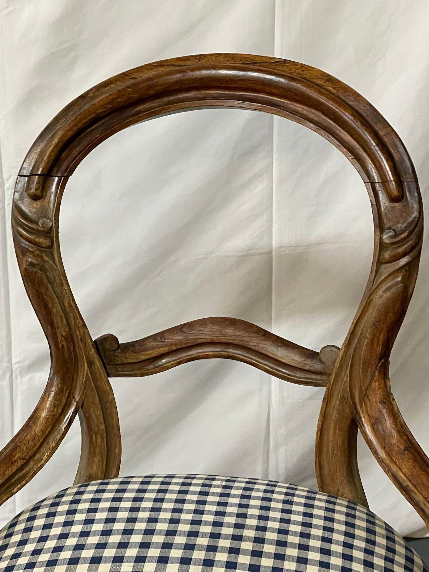 Paire de chaises d'appoint américaines de style John Henry Belter du début de l'ère victorienne Bon état - En vente à Manhasset, NY