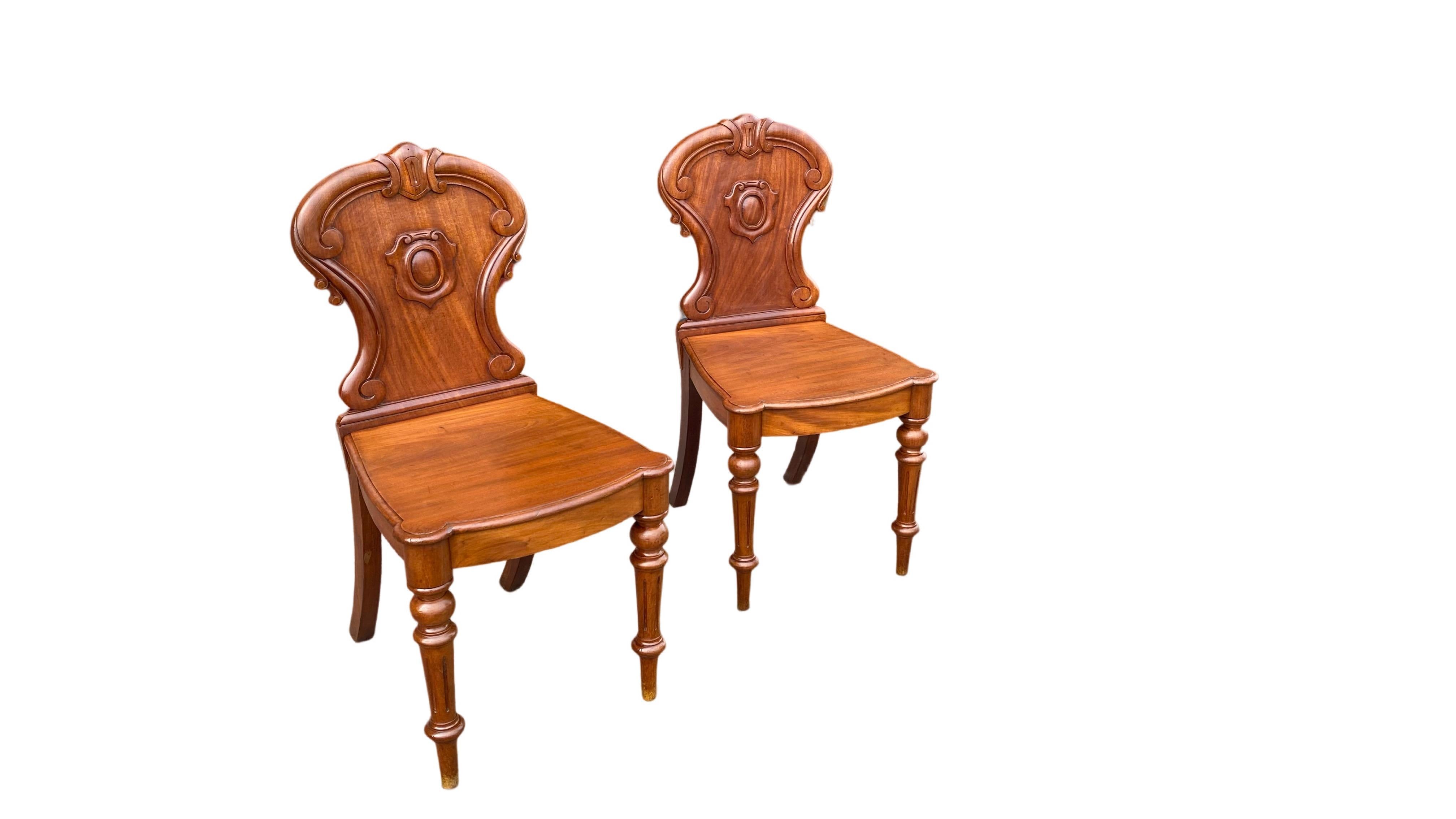 Sculpté Paire de chaises de hall en acajou du début de l'époque victorienne en vente