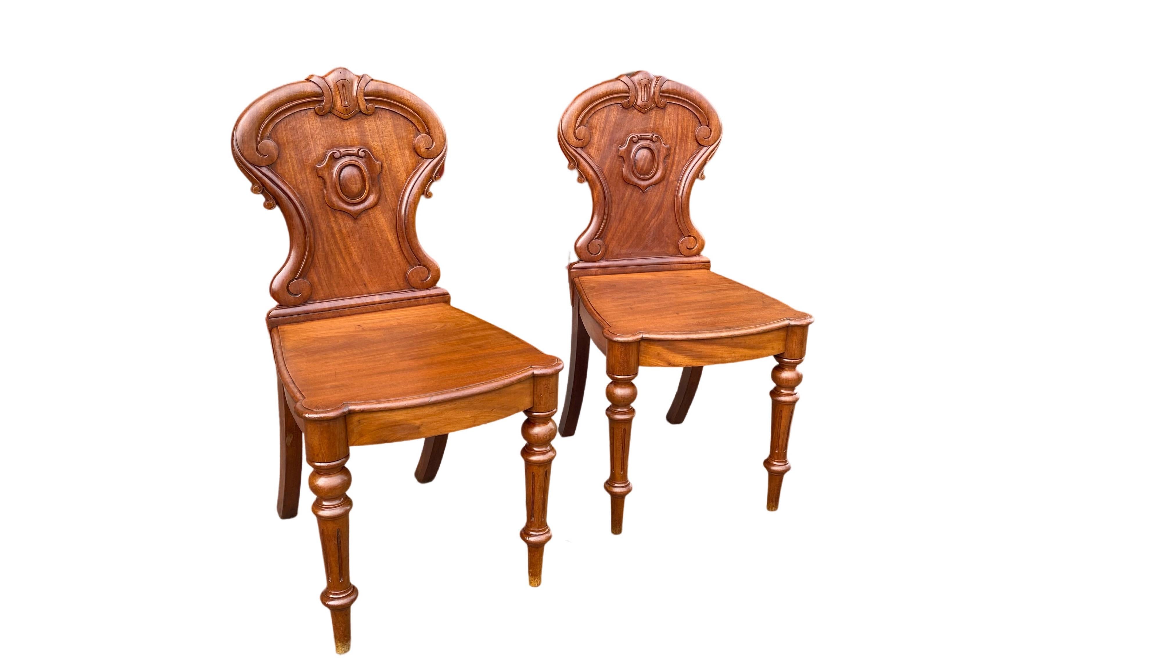 Pair of Early Victorian Mahogany Hall Chairs In Good Condition For Sale In Belfast, IE