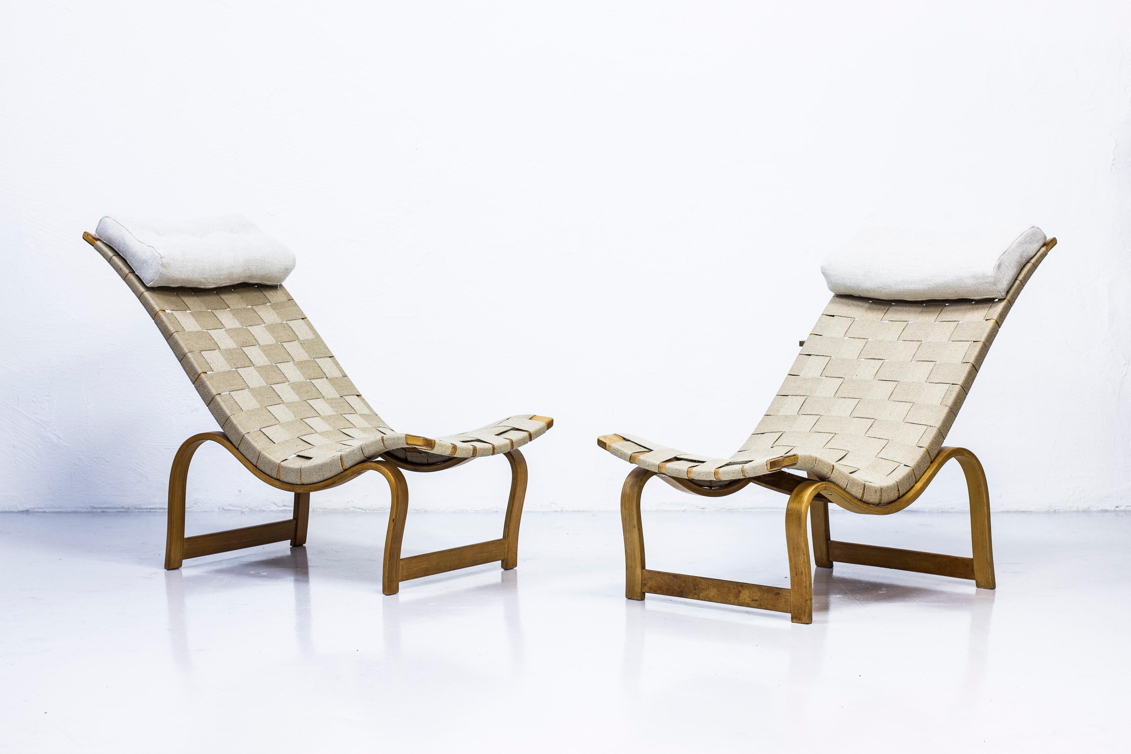 Pair of early lounge chair model 