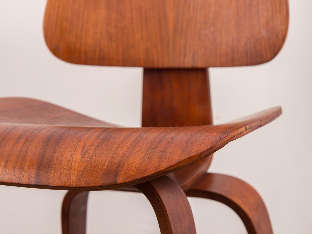Paire de chaises de salle à manger Eames DCWs en bois de noyer précoce pour Herman Miller en vente 4