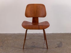 Paire de chaises de salle à manger Eames DCWs en bois de noyer précoce pour Herman Miller