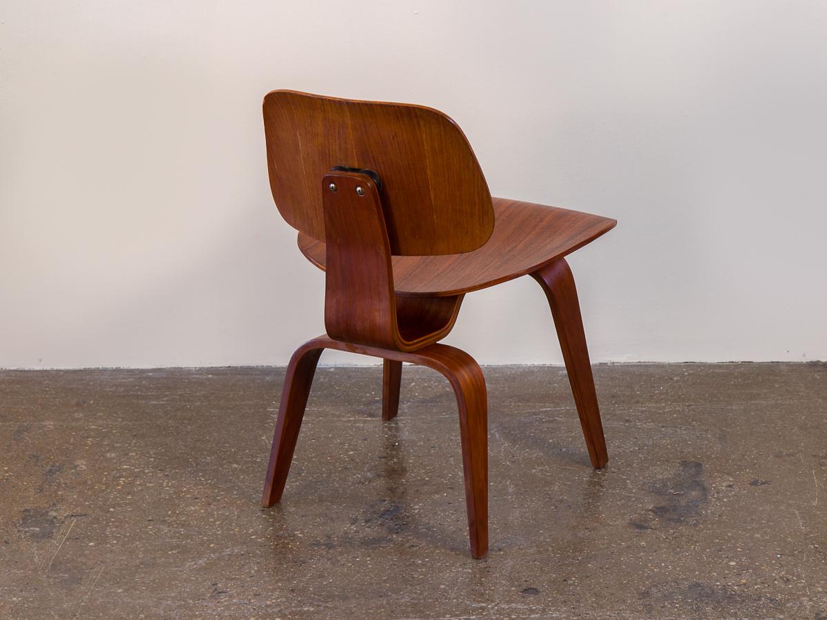 20ième siècle Paire de chaises de salle à manger Eames DCWs en bois de noyer précoce pour Herman Miller en vente