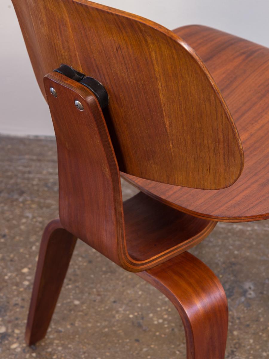 Noyer Paire de chaises de salle à manger Eames DCWs en bois de noyer précoce pour Herman Miller en vente