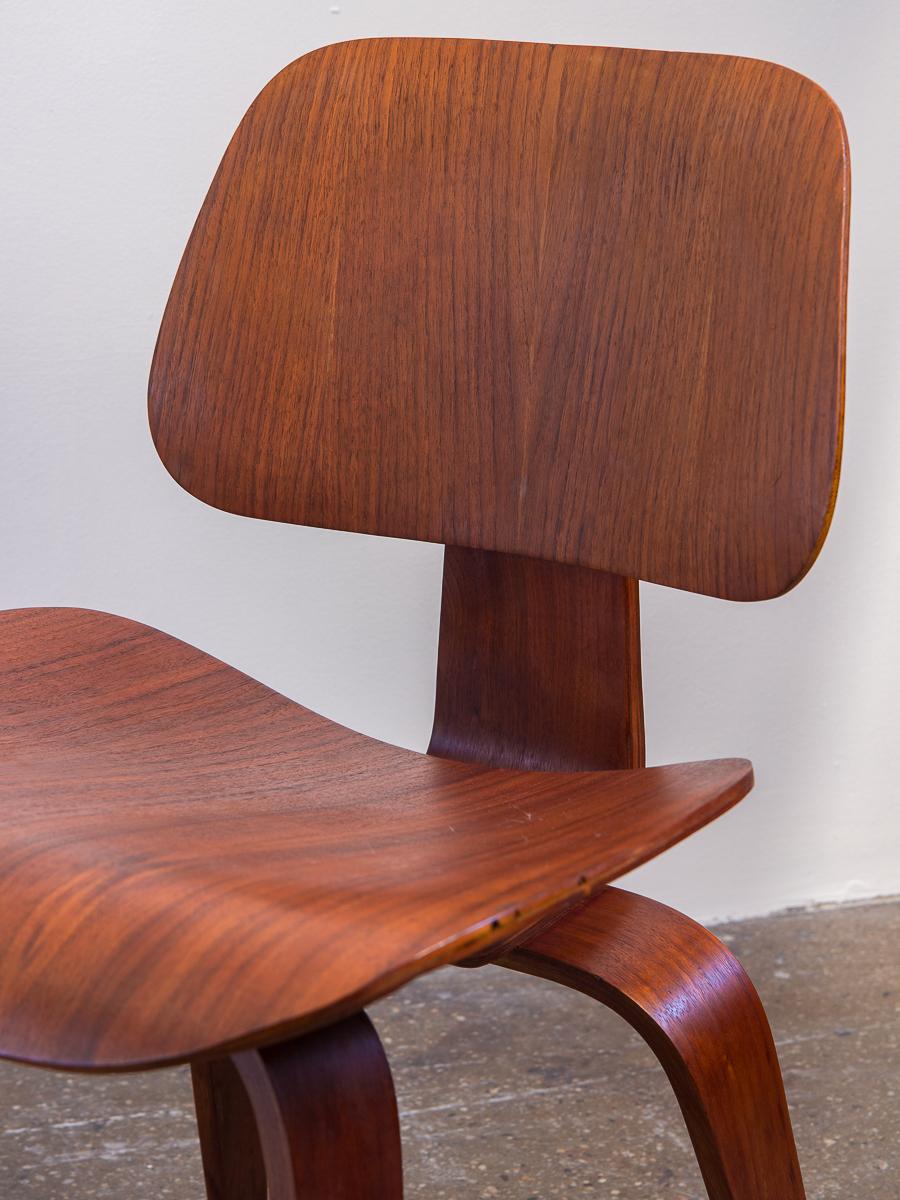 Paire de chaises de salle à manger Eames DCWs en bois de noyer précoce pour Herman Miller en vente 2