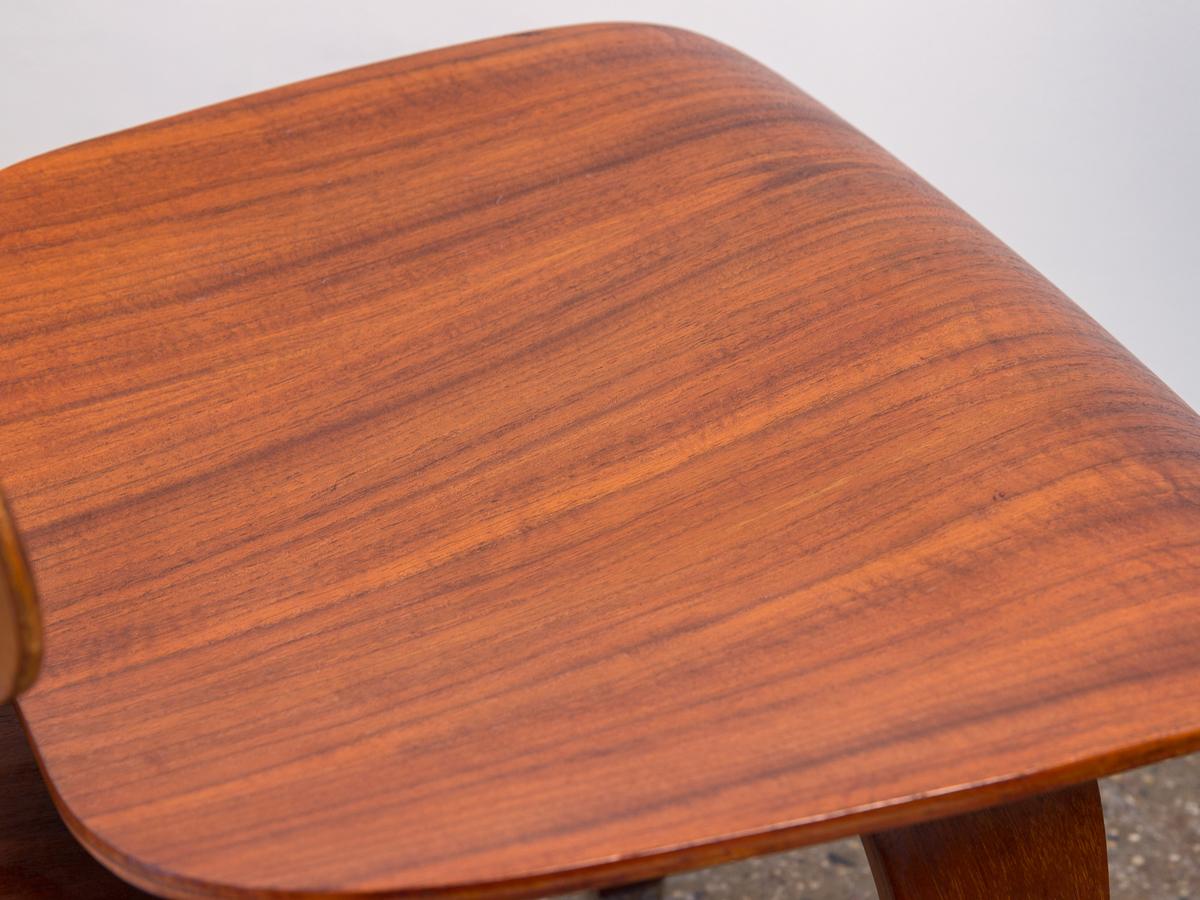Paire de chaises de salle à manger Eames DCWs en bois de noyer précoce pour Herman Miller en vente 3