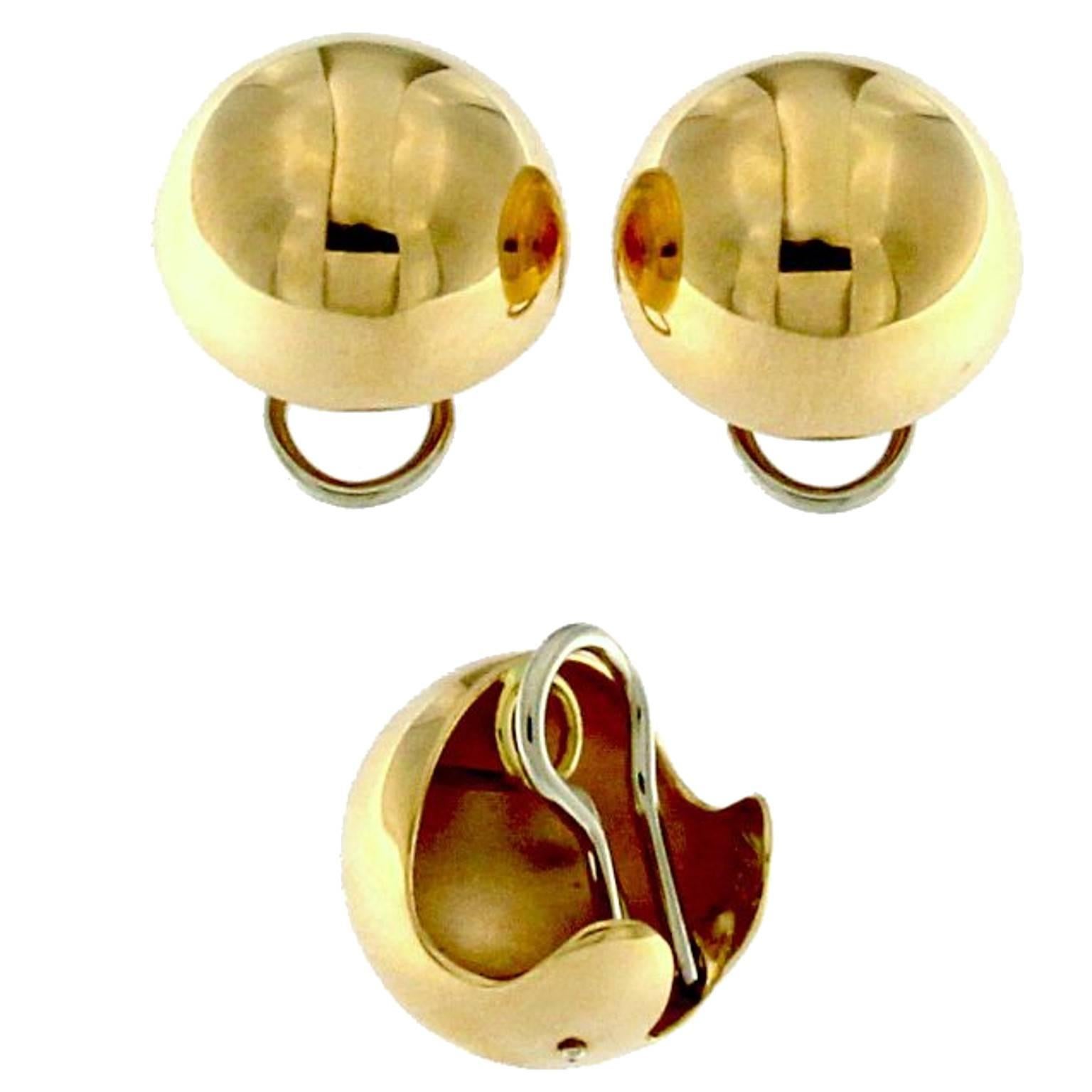 Paire de boucles d'oreilles au design simple et botton, à porter de manière très classique
Poids total de l'or 18 kt : gr 14.40
