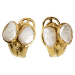 Paire de boucles d'oreilles en or 19,2 carats ornées de perles.