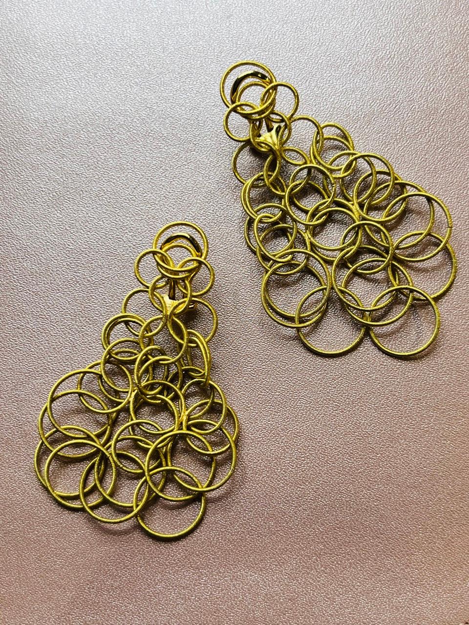 Superb pair of earrings signed Buccellati, in 18 carat yellow gold, the total weight is 20.88 grams.
it measures in height: 7 cm