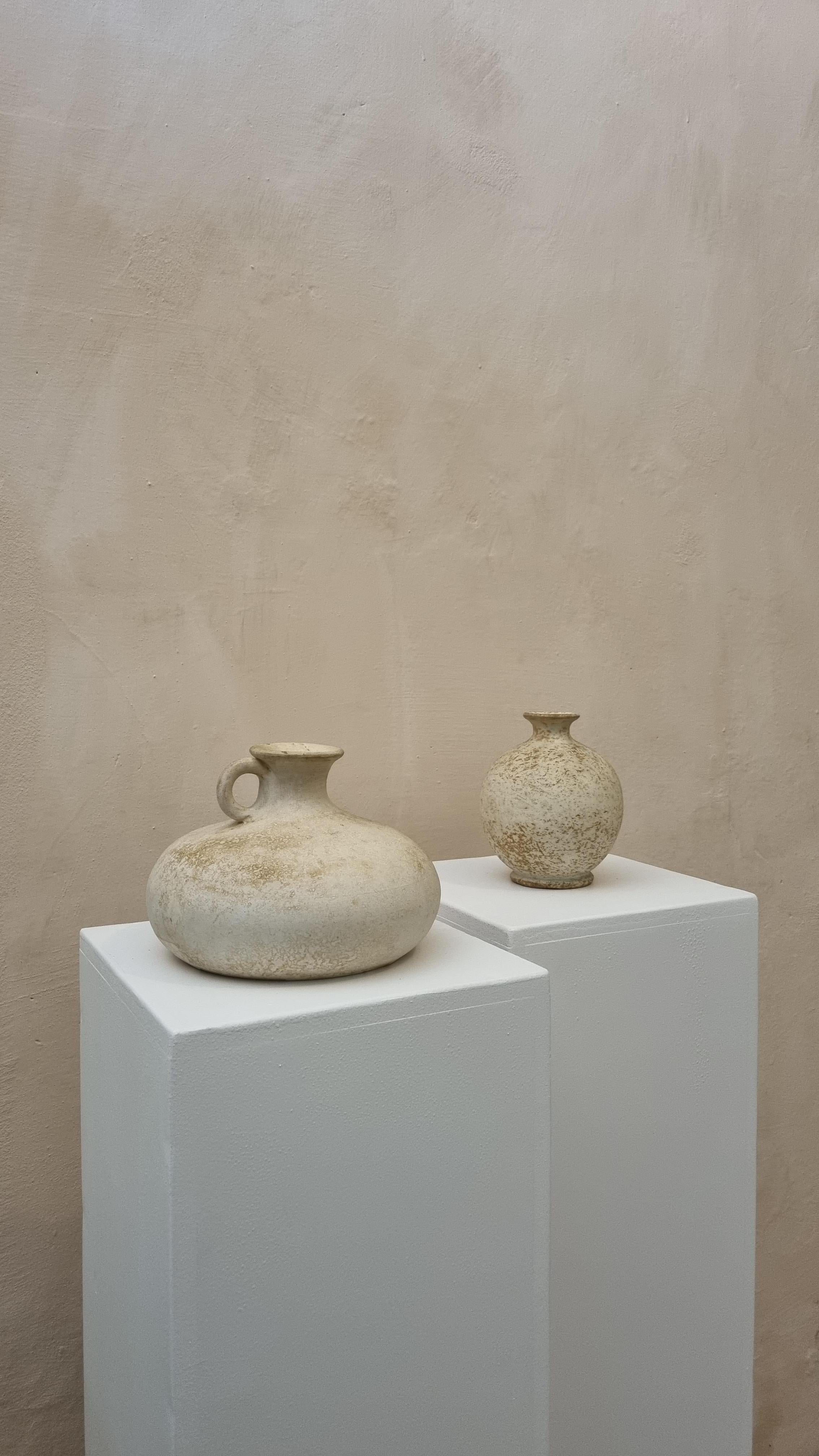 Pair of earthenware amphorae produced by Vetus Siena, 70's.
White coarse clay
Each work created by Vetus Siena follows a very complex working process, both in the formal and decorative part.
The realization of a ceramic work can be obtained with