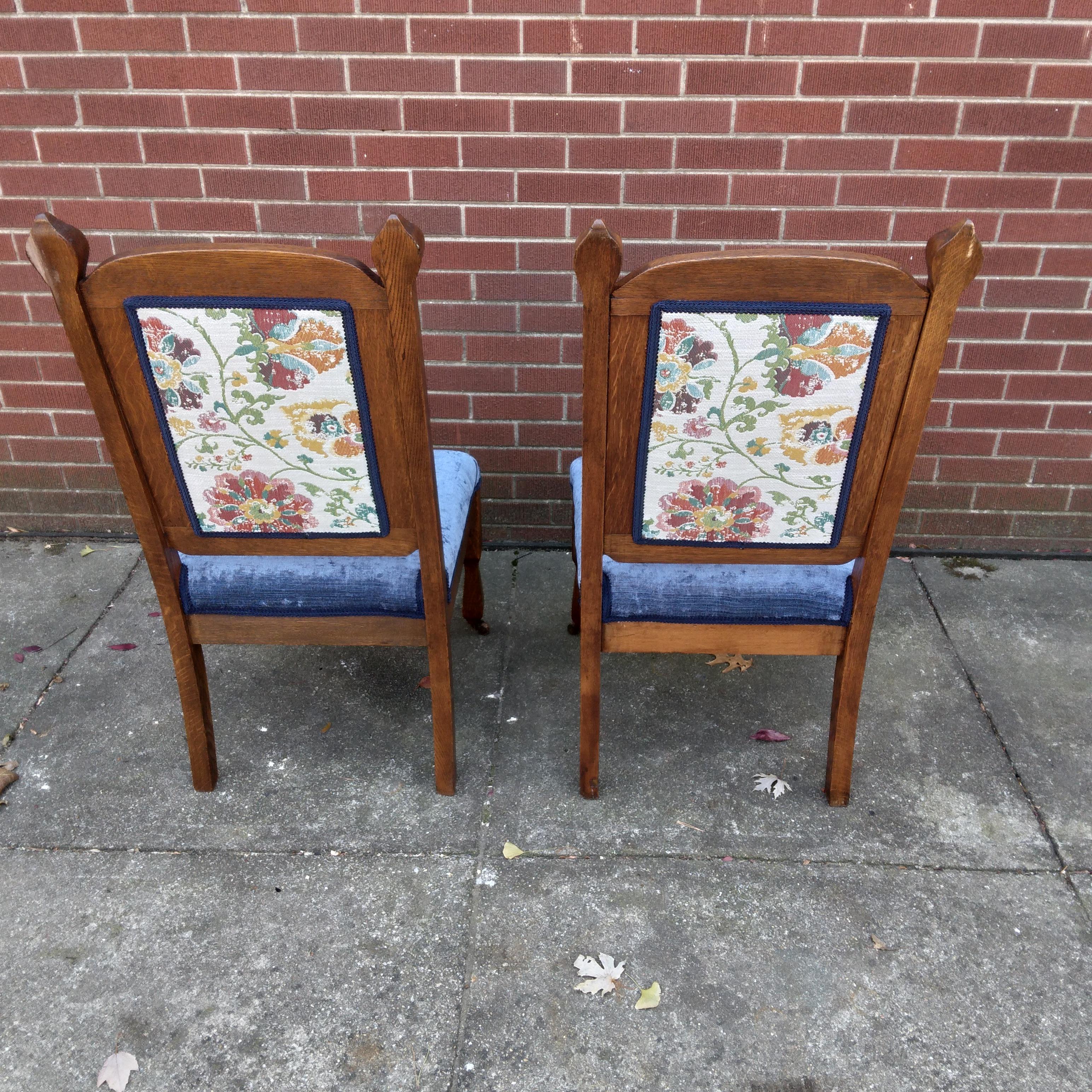 20th Century Pair of Eastlake-Style Side Chairs in Floral & Blue For Sale