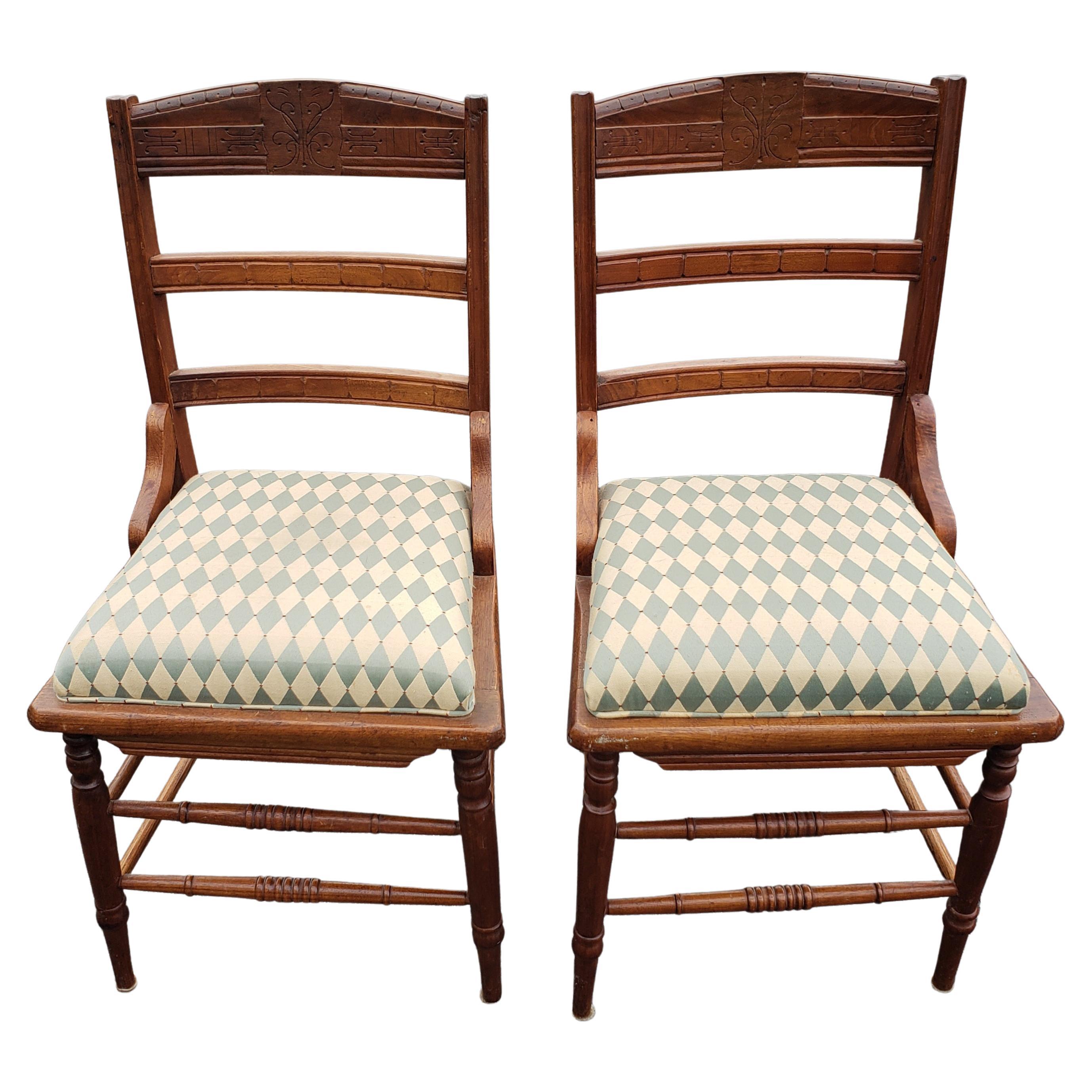 Stuning pair of Eastlake Victorian maple side chairs. Professionally Re-Upholstered with a very fine fabric of gold and turquoise colors on raised seats. Very comfortable.
Very good condition.

W5050422.