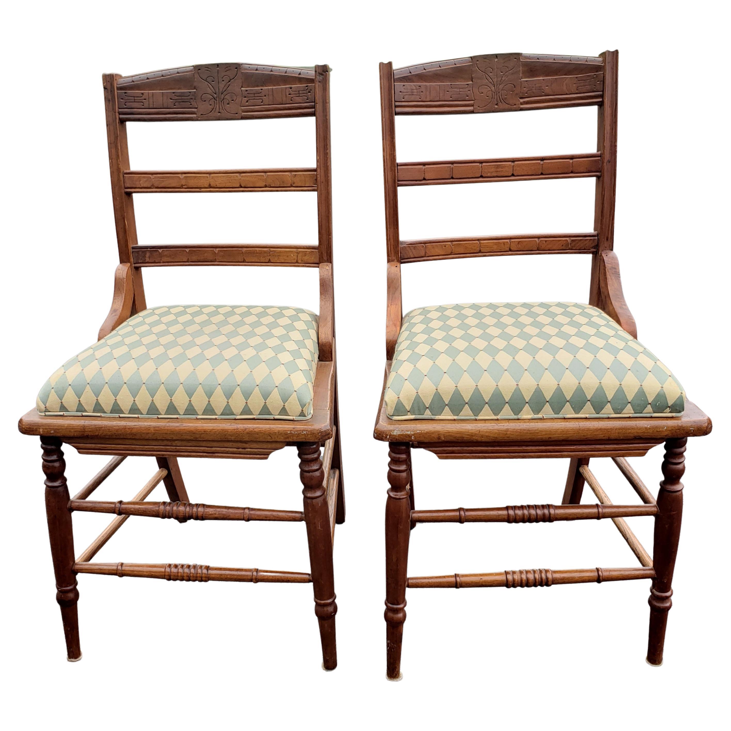 Paar Eastlake Victorian Reupholstered Side Chairs (Viktorianisch) im Angebot