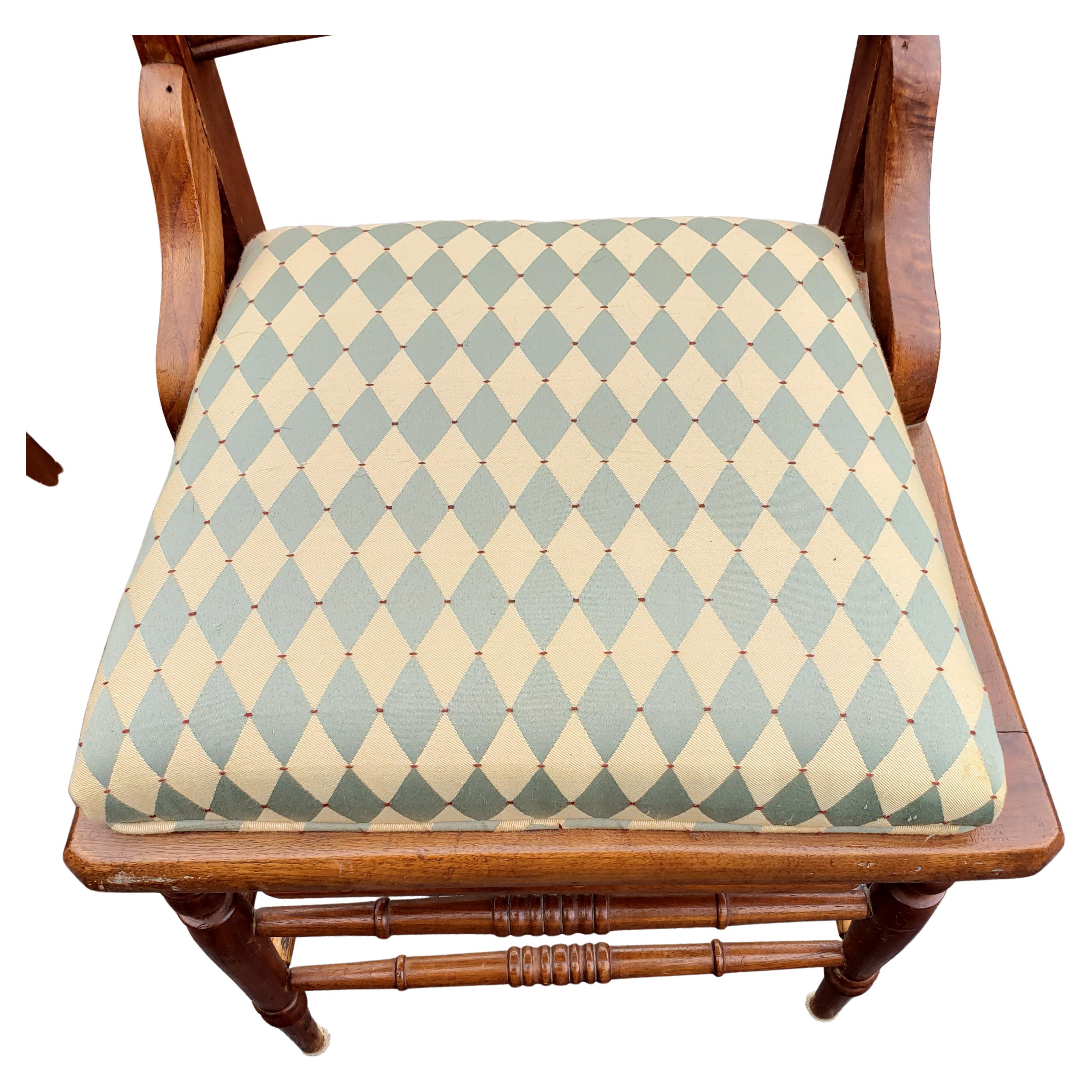 Paar Eastlake Victorian Reupholstered Side Chairs (Holzarbeit) im Angebot