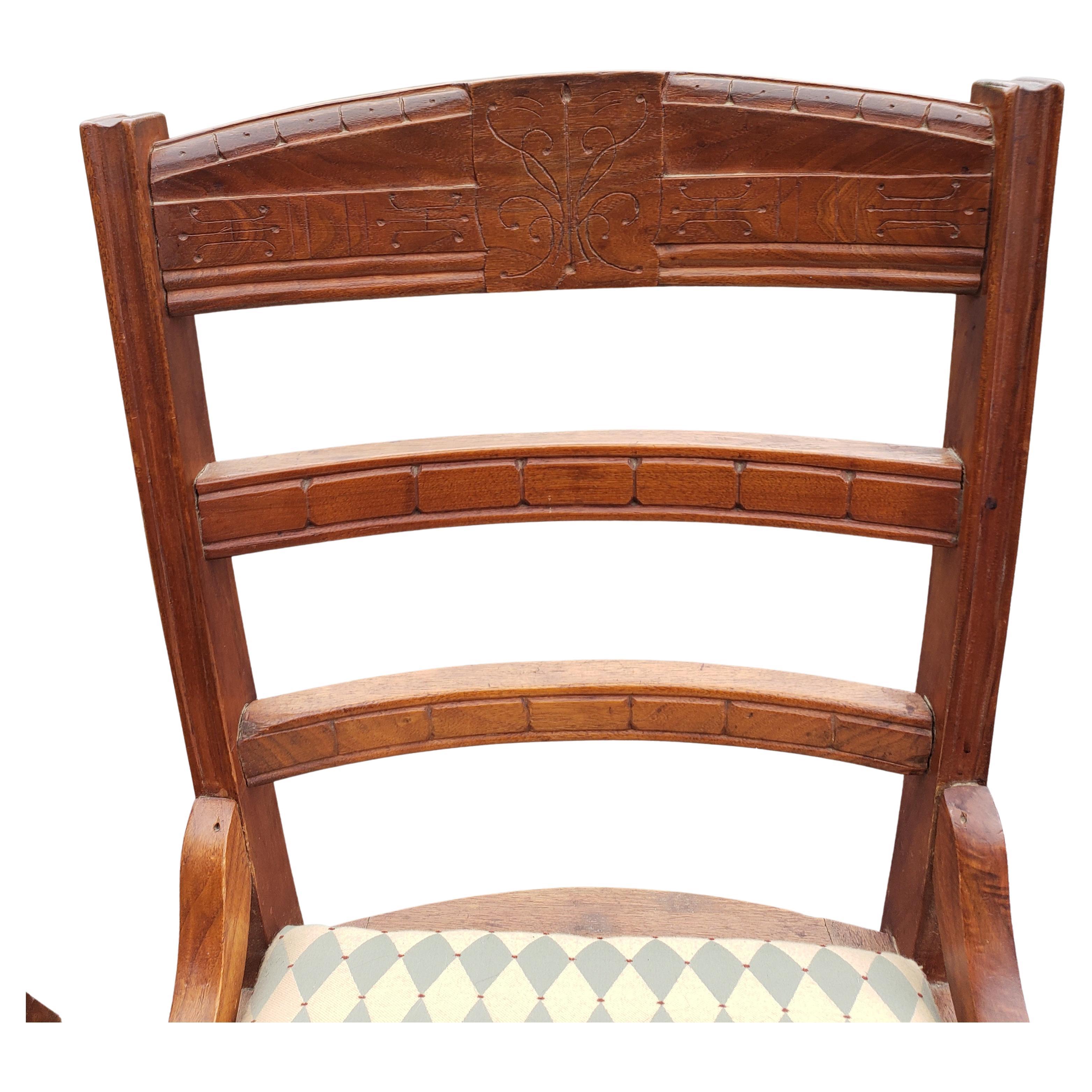 Paar Eastlake Victorian Reupholstered Side Chairs (19. Jahrhundert) im Angebot