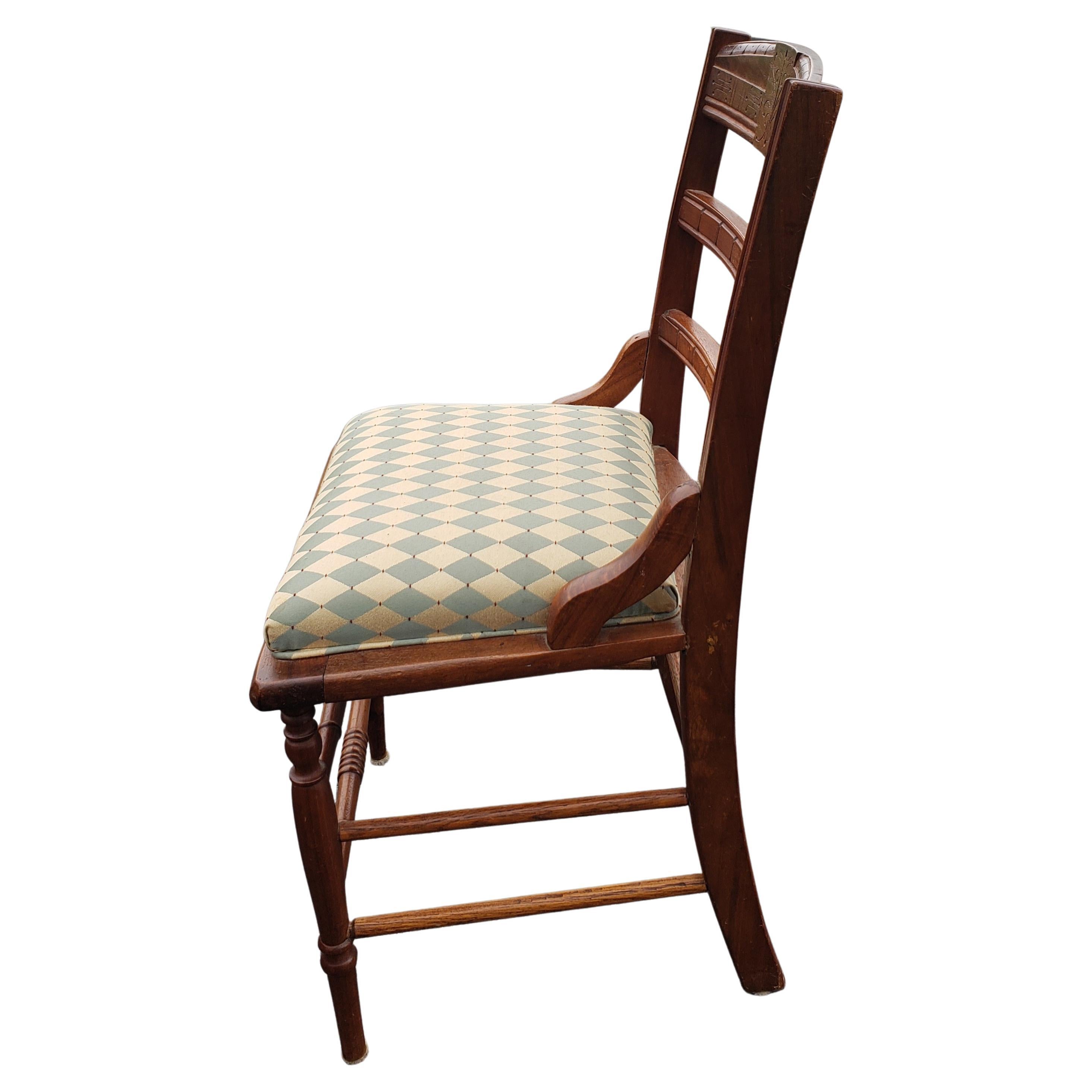 Paar Eastlake Victorian Reupholstered Side Chairs (Polster) im Angebot