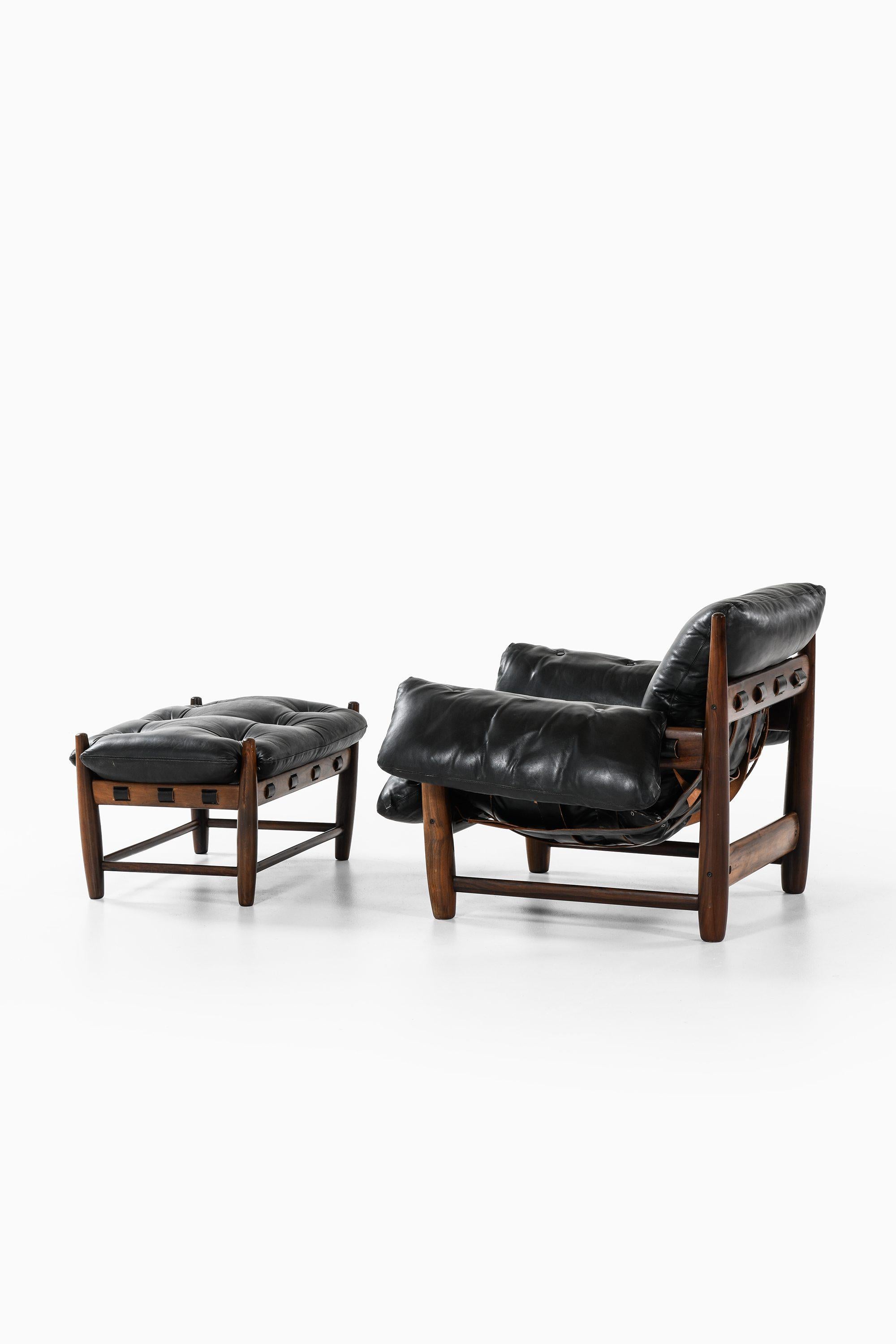 Pair of Easy Chairs and Stool in Jacaranda and Leather by Sergio Rodrigues, 1957

Additional Information:
Material: Jacaranda and leather
Style: Mid century, Brazil
Rare pair of easy chairs and stool model Mole
Produced in Brazil
Dimensions