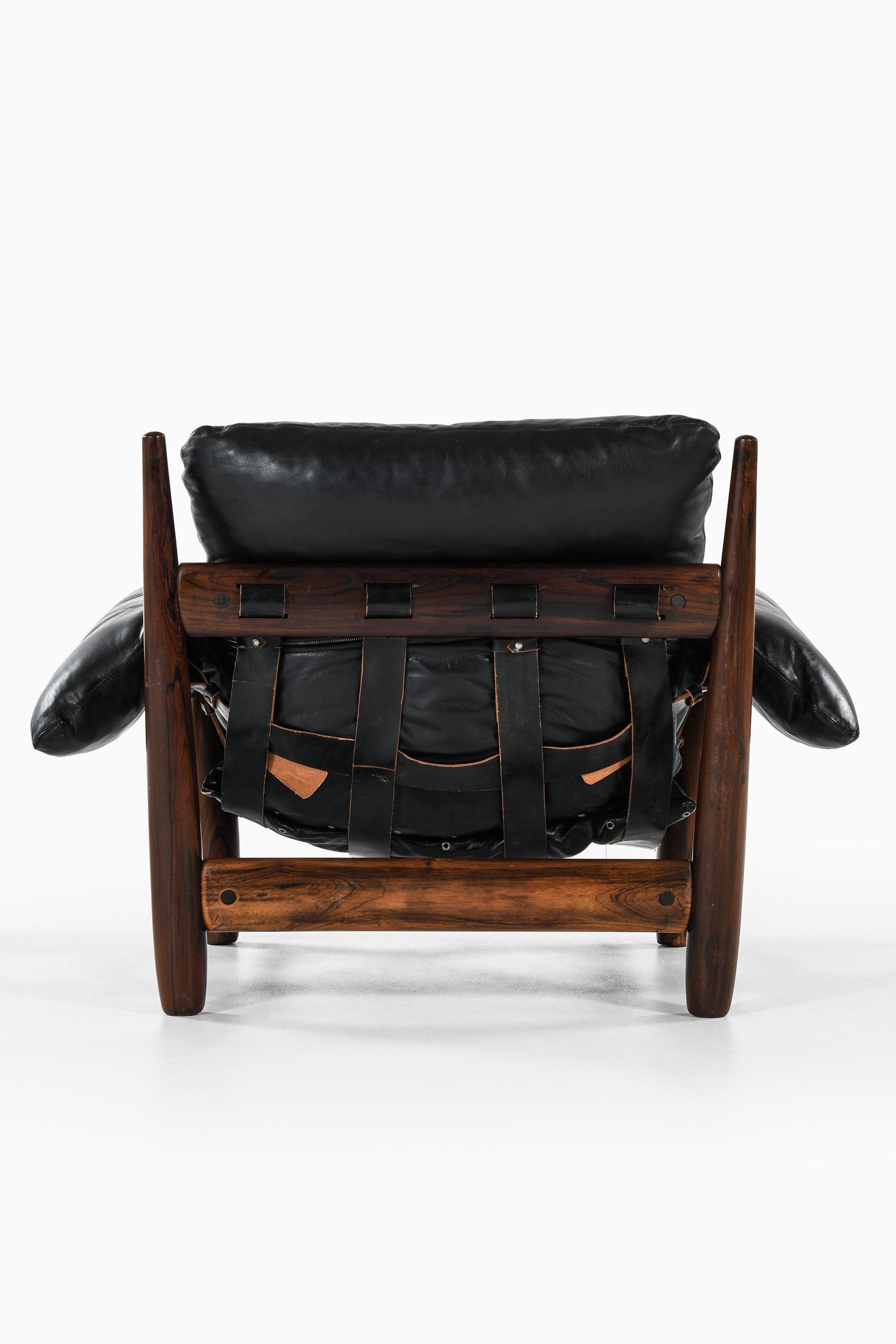 Mid-Century Modern Paire de fauteuils et tabouret en jacaranda et cuir de Sergio Rodrigues, 1957 en vente
