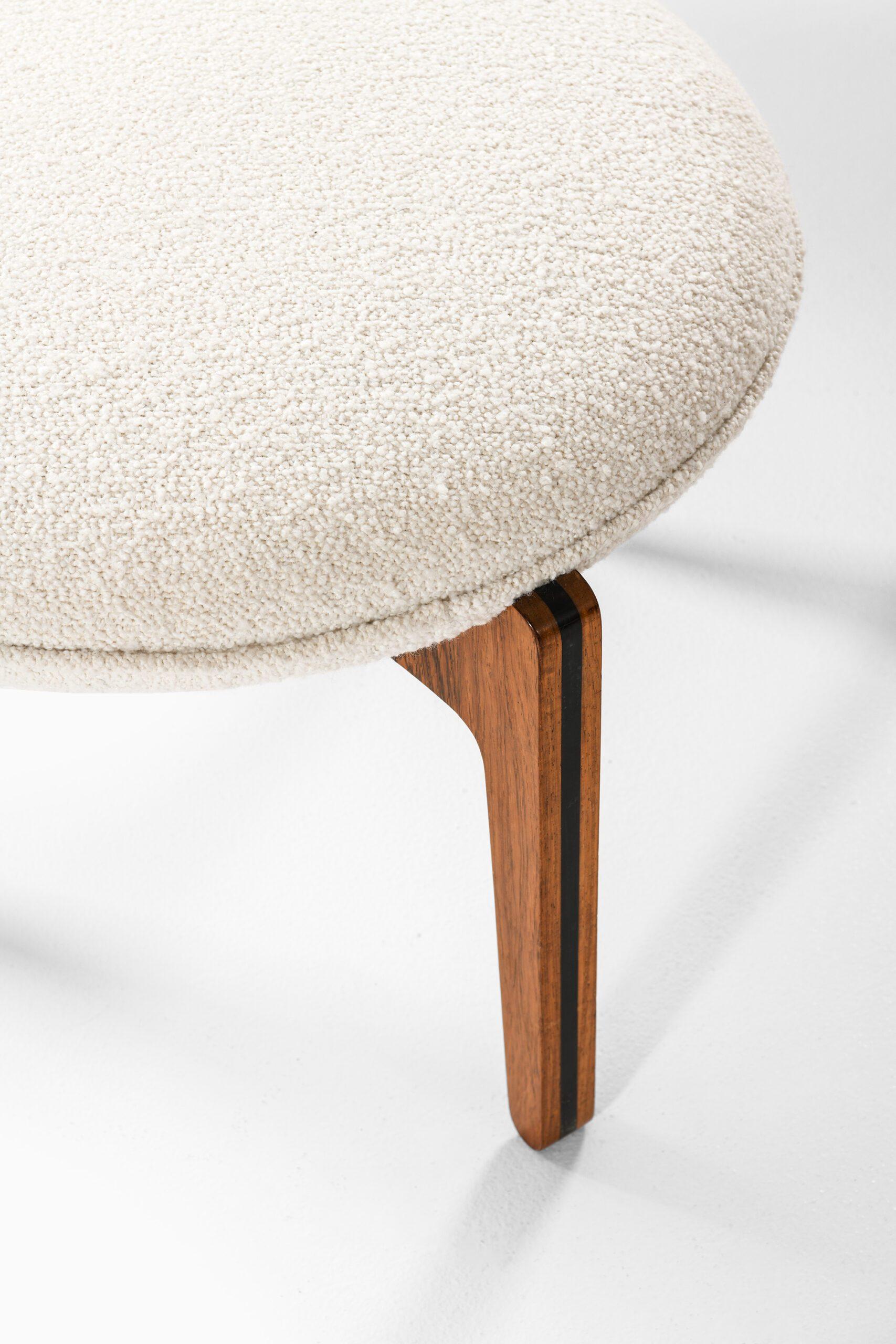 Coppia di sedie e sgabelli in palissandro disegnati da Sven Ellekær

Informazioni aggiuntive:
Materiale: Palissandro e bouclé
Stile: Metà secolo, Scandinavo
Coppia di poltrone e sgabello 
Prodotto da Christian Linnebergs Møbelfabrik in